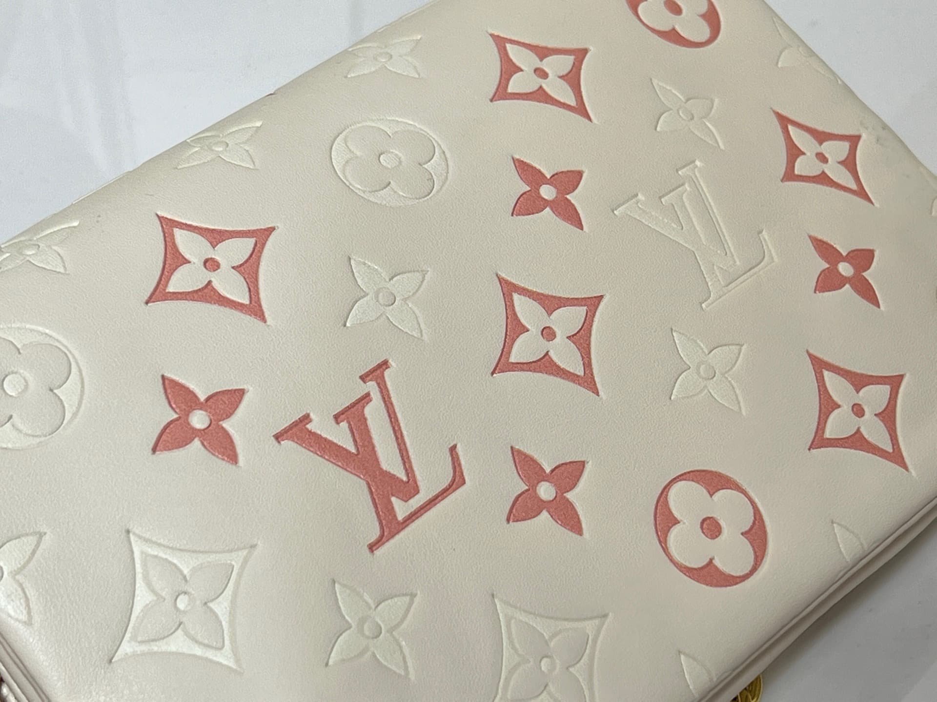 C5164 💰M81693 M80742 This Pochette Coussin handbag draws inspiration from the floral elements featured at Louis Vuitton’s autumn/winter shows, offering a glimpse into the secret gardens of LV Garden. It features a soft羊 leather surface with Monogram patte — image 7