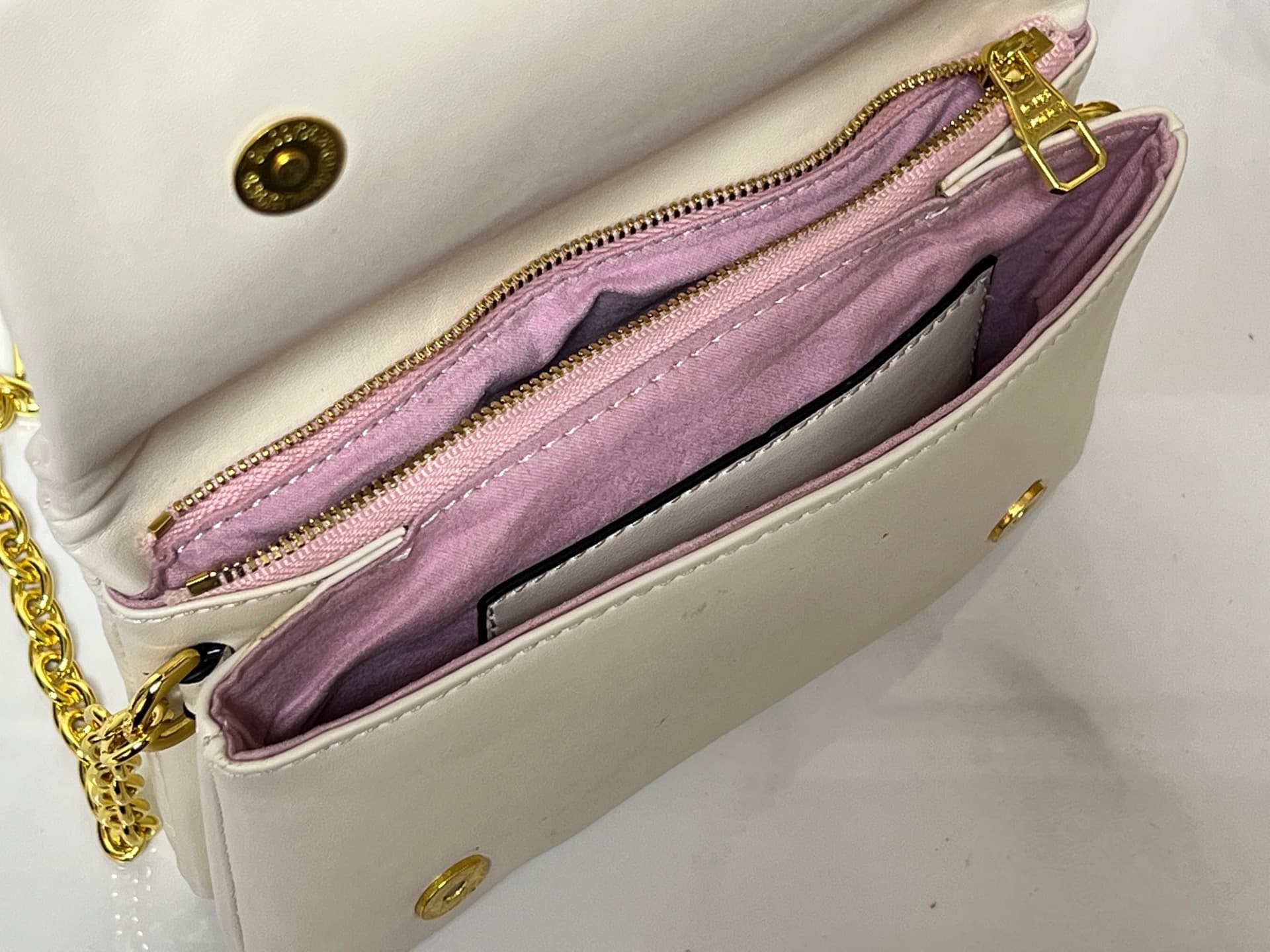 C5164 💰M81693 M80742 This Pochette Coussin handbag draws inspiration from the floral elements featured at Louis Vuitton’s autumn/winter shows, offering a glimpse into the secret gardens of LV Garden. It features a soft羊 leather surface with Monogram patte — image 8