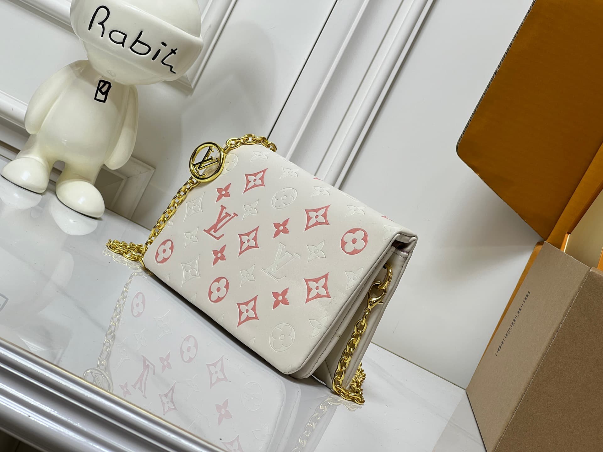C5164 💰M81693 M80742 This Pochette Coussin handbag draws inspiration from the floral elements featured at Louis Vuitton’s autumn/winter shows, offering a glimpse into the secret gardens of LV Garden. It features a soft羊 leather surface with Monogram patte — image 3