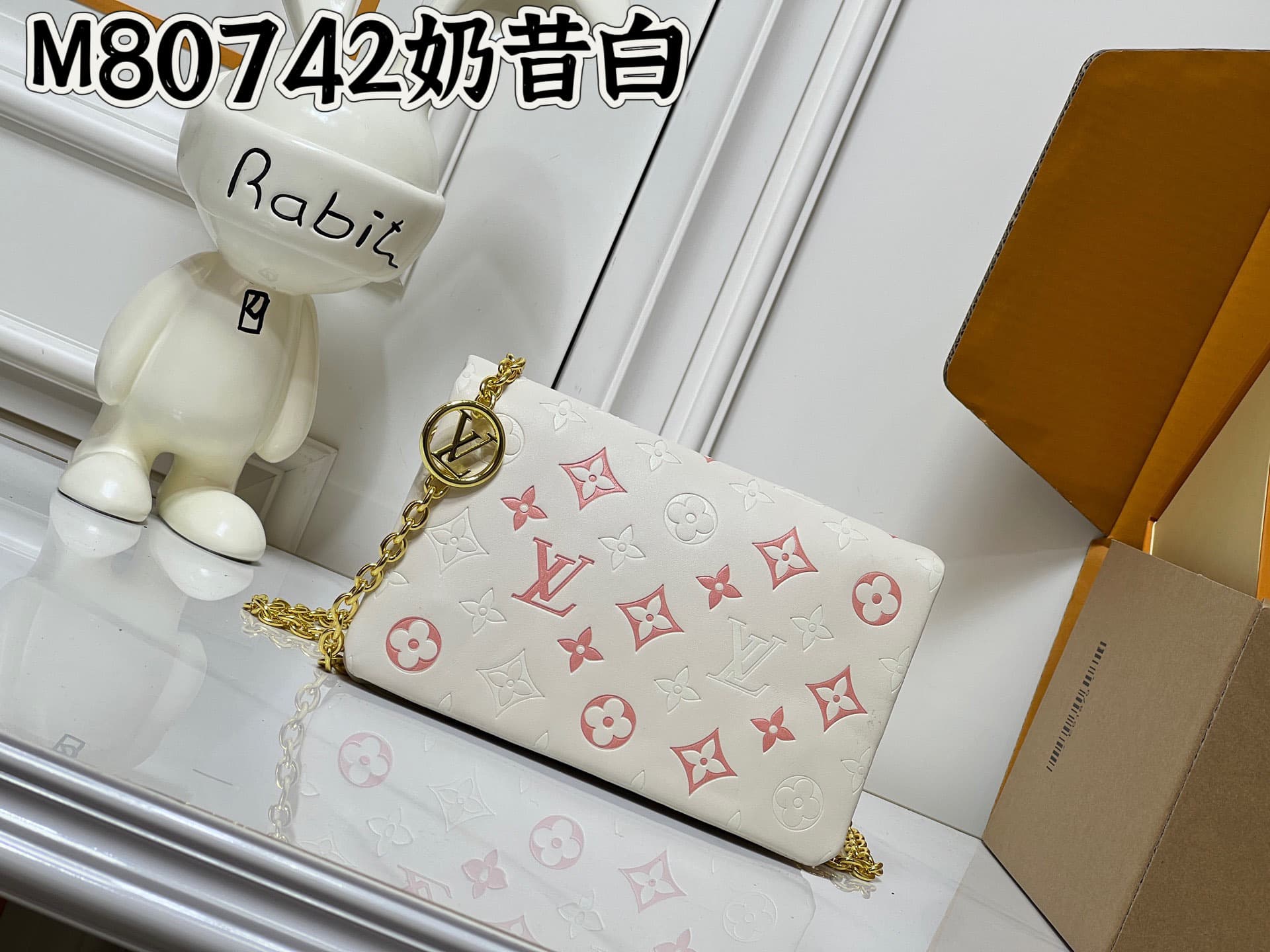 C5164 💰M81693 M80742 This Pochette Coussin handbag draws inspiration from the floral elements featured at Louis Vuitton’s autumn/winter shows, offering a glimpse into the secret gardens of LV Garden. It features a soft羊 leather surface with Monogram patte — image 1