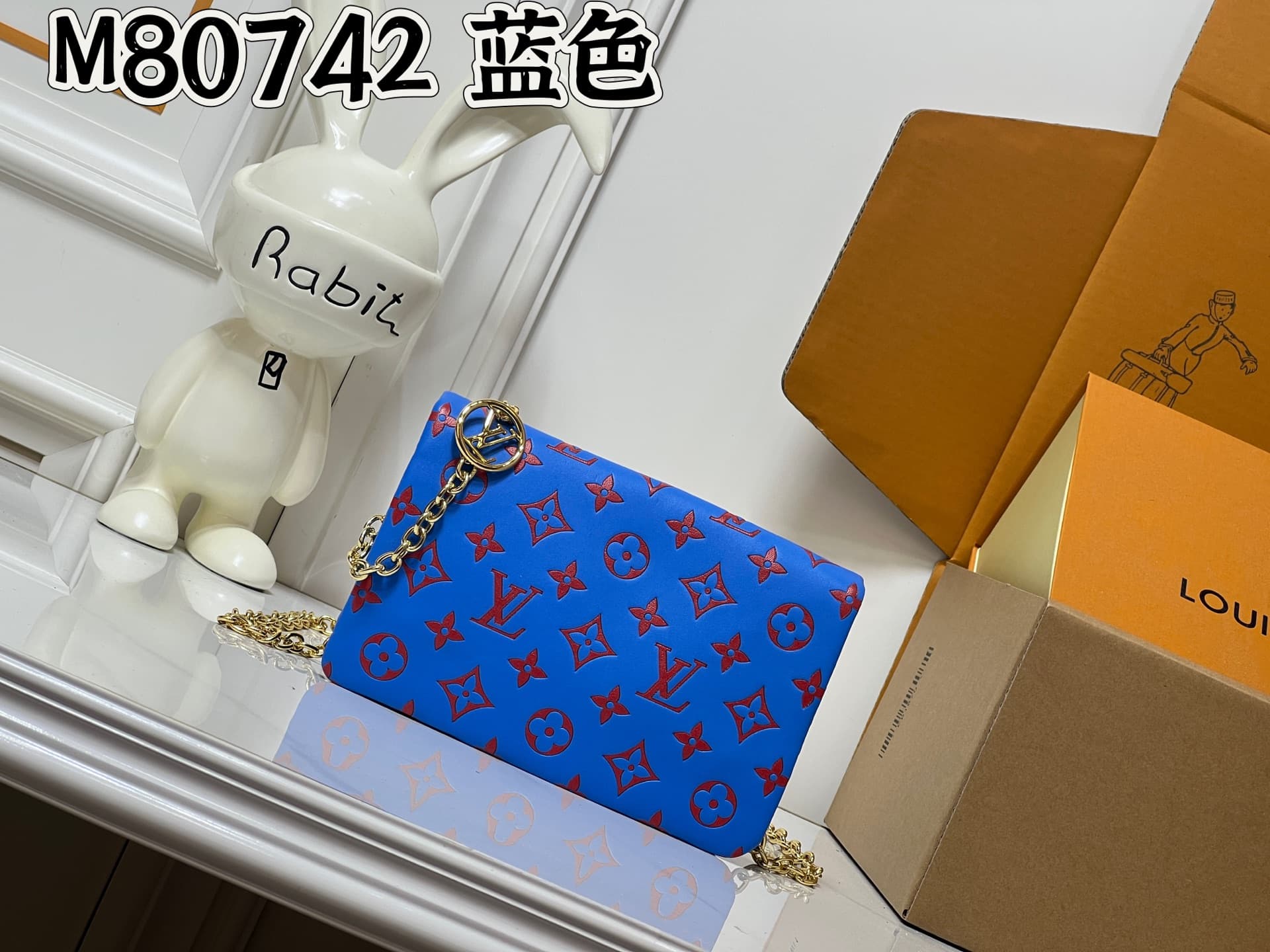 C5163 💰M81693 M80742 This Pochette Coussin handbag draws inspiration from the floral elements featured at the autumn/winter shows of Louis Vuitton 2022. It reveals the hidden beauty of LV Garden’s garden. The bag is made of soft sheepskin leather with Mon — image 1