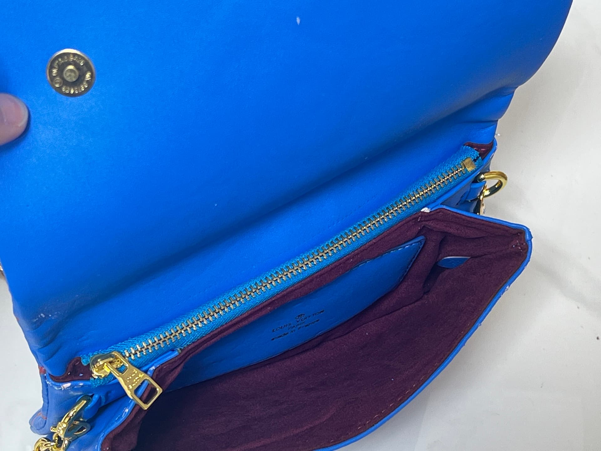 C5163 💰M81693 M80742 This Pochette Coussin handbag draws inspiration from the floral elements featured at the autumn/winter shows of Louis Vuitton 2022. It reveals the hidden beauty of LV Garden’s garden. The bag is made of soft sheepskin leather with Mon — image 8