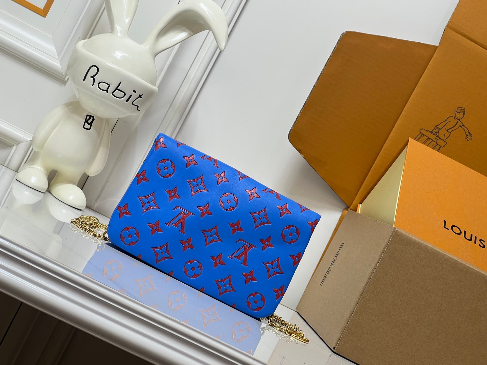 C5163 💰M81693 M80742 This Pochette Coussin handbag draws inspiration from the floral elements featured at the autumn/winter shows of Louis Vuitton 2022. It reveals the hidden beauty of LV Garden’s garden. The bag is made of soft sheepskin leather with Mon — image 4