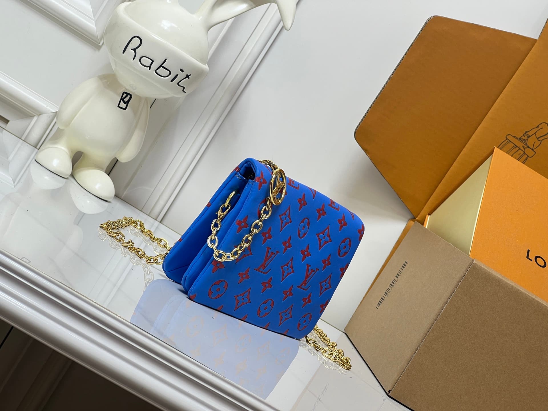 C5163 💰M81693 M80742 This Pochette Coussin handbag draws inspiration from the floral elements featured at the autumn/winter shows of Louis Vuitton 2022. It reveals the hidden beauty of LV Garden’s garden. The bag is made of soft sheepskin leather with Mon — image 2