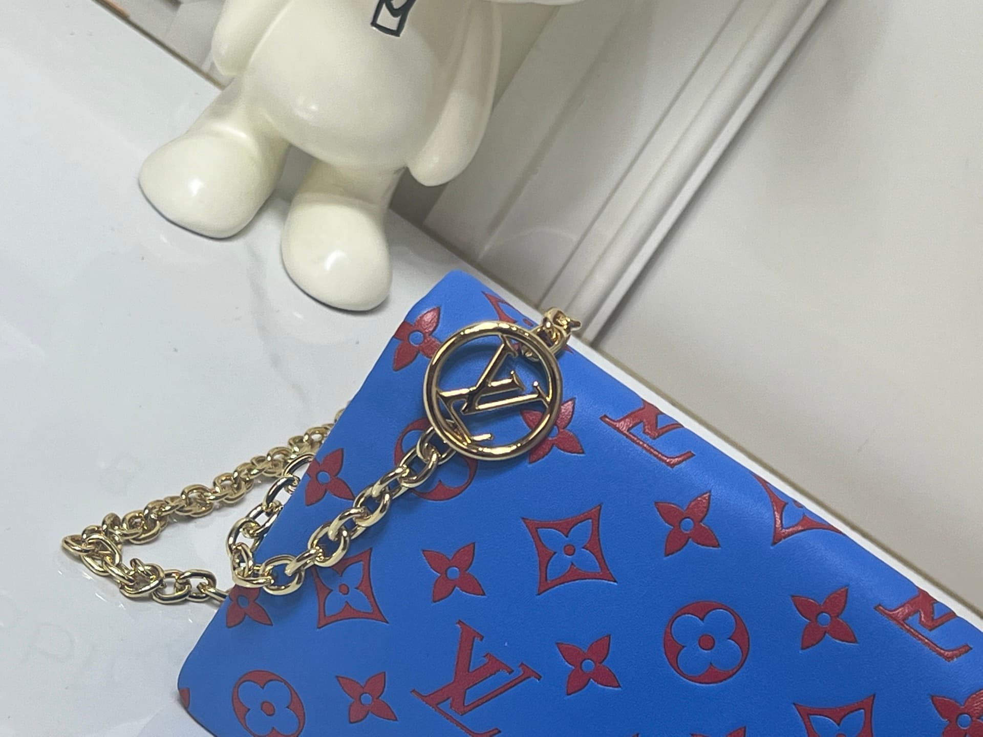 C5163 💰M81693 M80742 This Pochette Coussin handbag draws inspiration from the floral elements featured at the autumn/winter shows of Louis Vuitton 2022. It reveals the hidden beauty of LV Garden’s garden. The bag is made of soft sheepskin leather with Mon — image 5