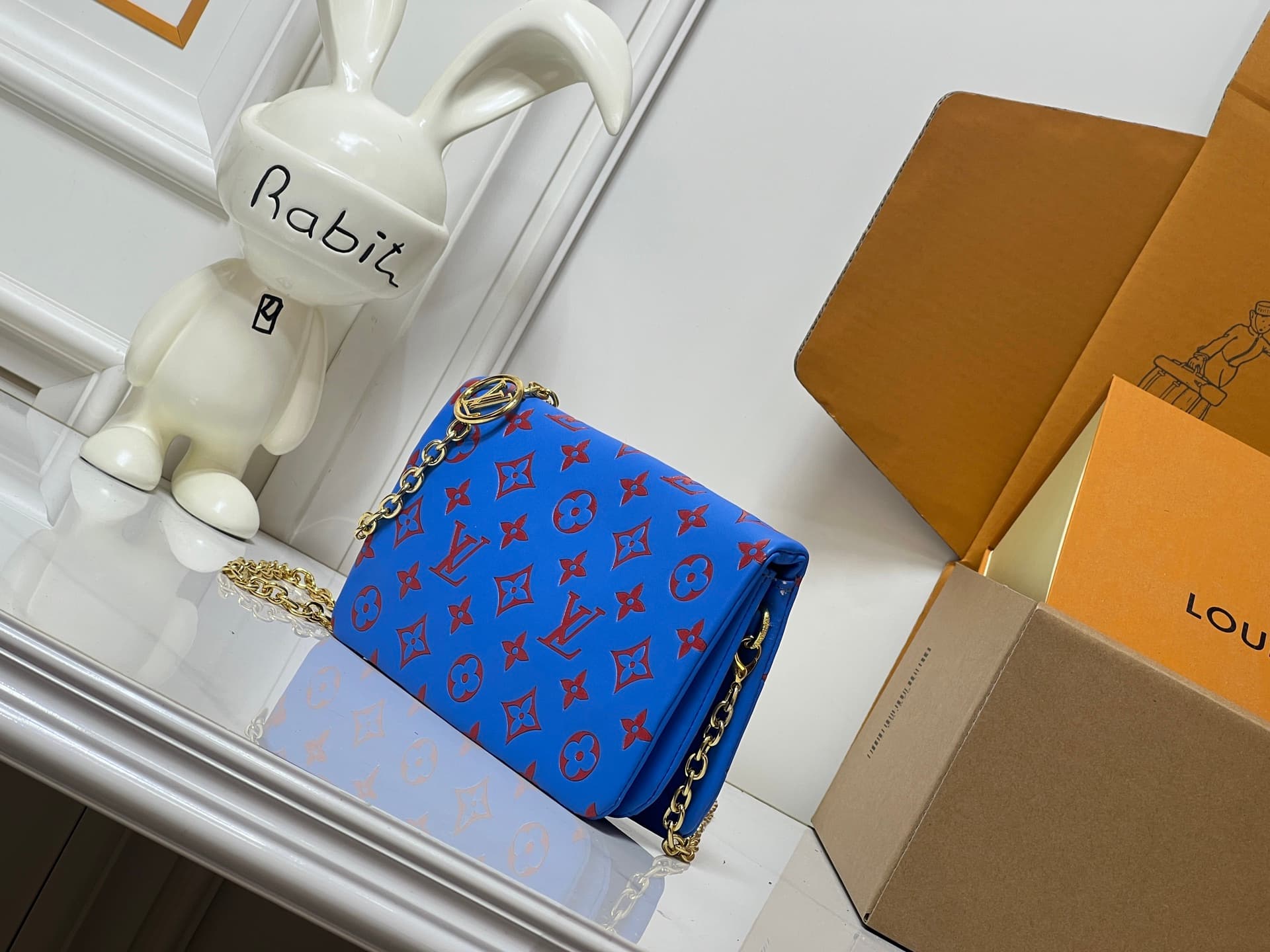C5163 💰M81693 M80742 This Pochette Coussin handbag draws inspiration from the floral elements featured at the autumn/winter shows of Louis Vuitton 2022. It reveals the hidden beauty of LV Garden’s garden. The bag is made of soft sheepskin leather with Mon — image 3