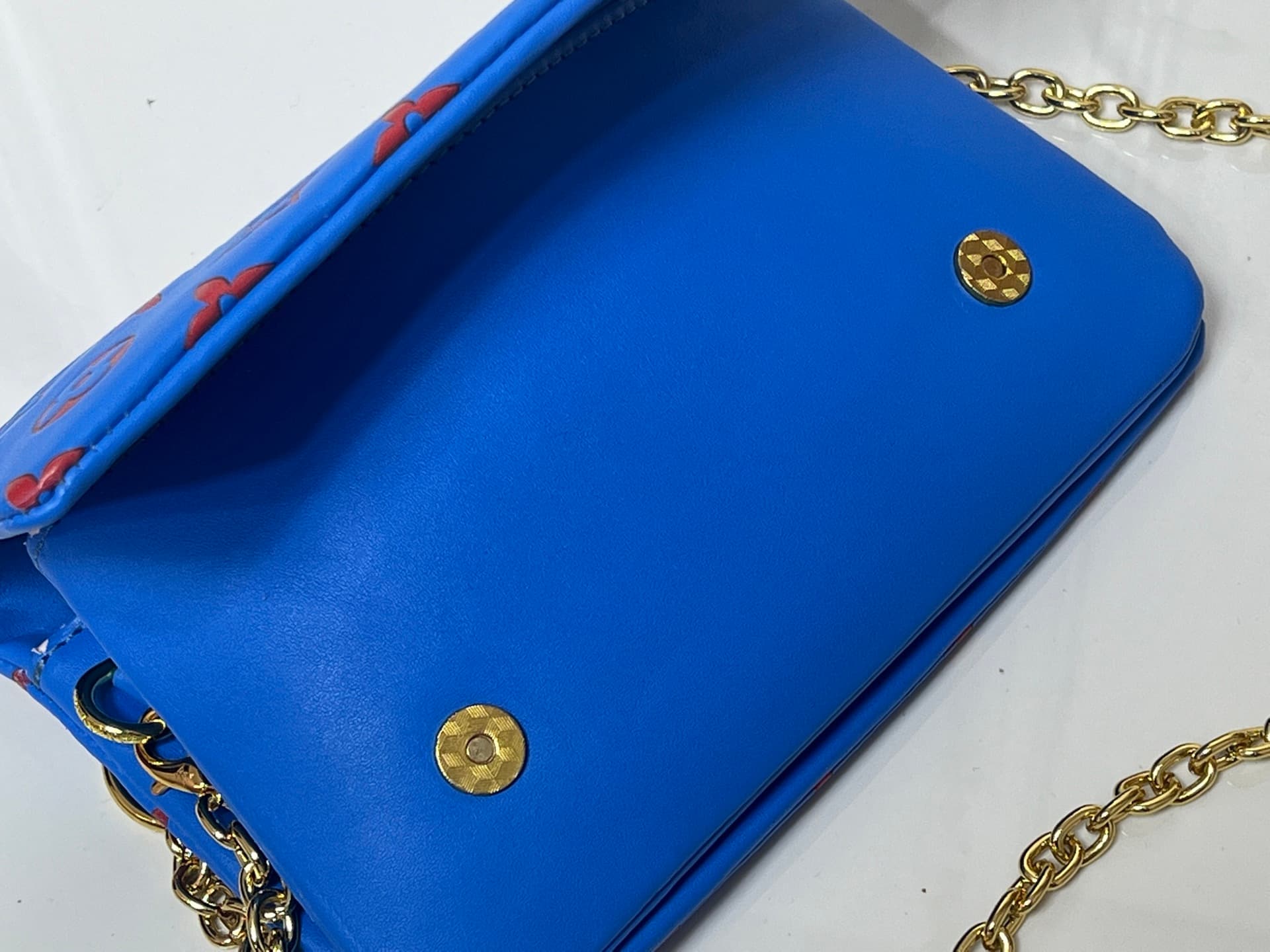 C5163 💰M81693 M80742 This Pochette Coussin handbag draws inspiration from the floral elements featured at the autumn/winter shows of Louis Vuitton 2022. It reveals the hidden beauty of LV Garden’s garden. The bag is made of soft sheepskin leather with Mon — image 7