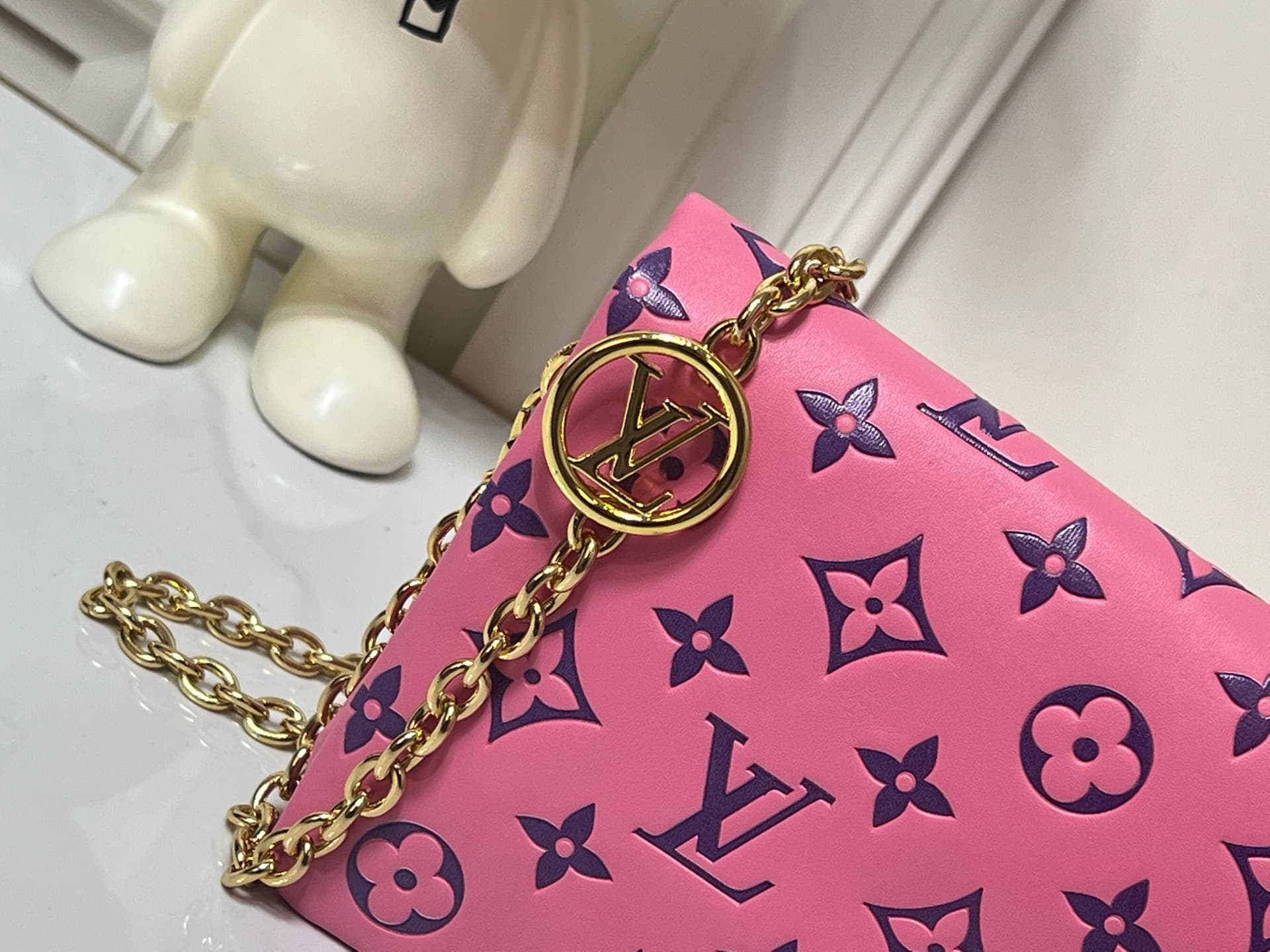 C5162 💰M81693 M80742 This Pochette Coussin handbag draws inspiration from the floral elements featured at the autumn/winter shows of Louis Vuitton 2022. It explores the hidden corners of LV’s garden. The bag is made of soft sheepskin leather with Monogram — image 5