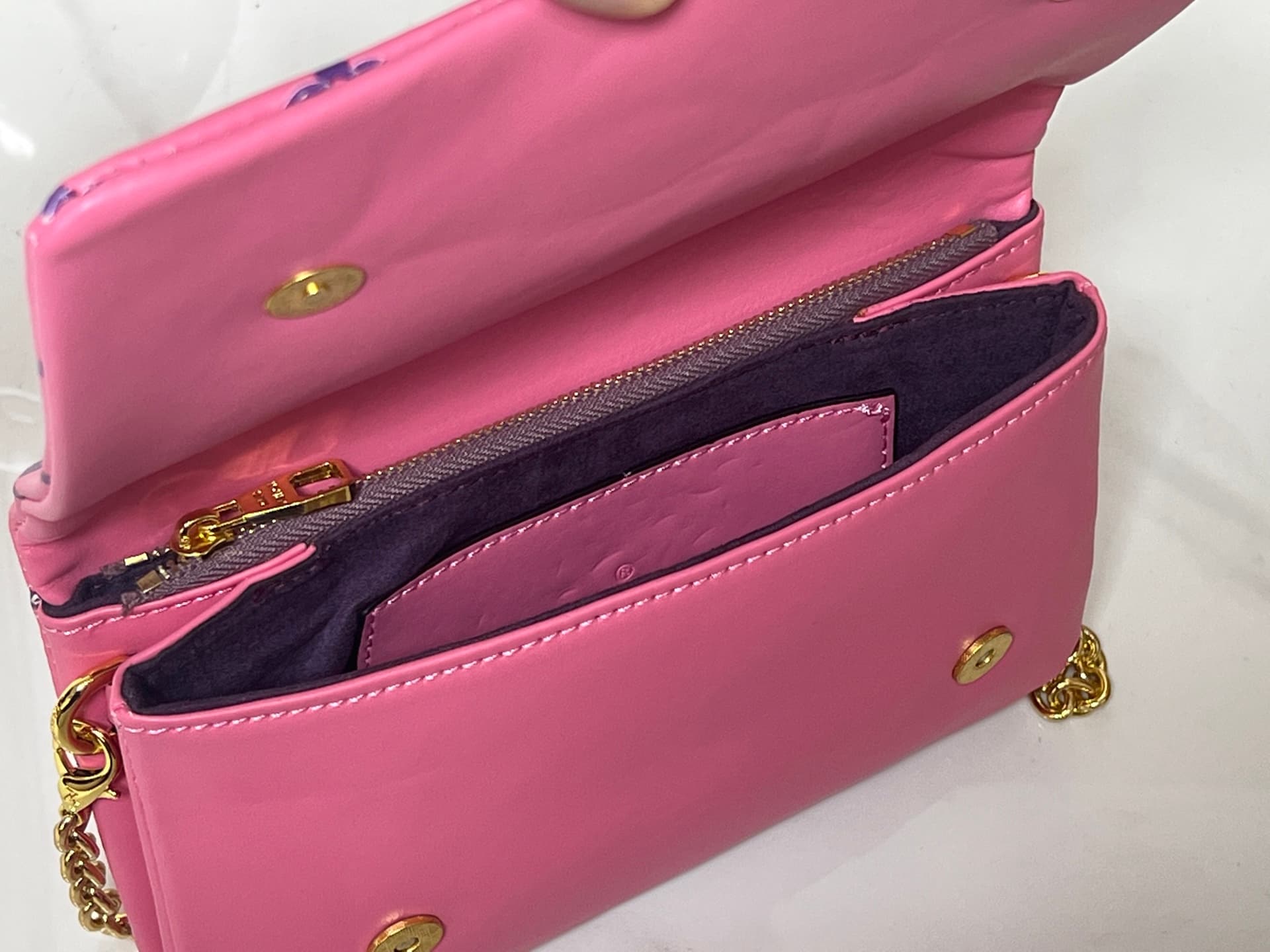 C5162 💰M81693 M80742 This Pochette Coussin handbag draws inspiration from the floral elements featured at the autumn/winter shows of Louis Vuitton 2022. It explores the hidden corners of LV’s garden. The bag is made of soft sheepskin leather with Monogram — image 8