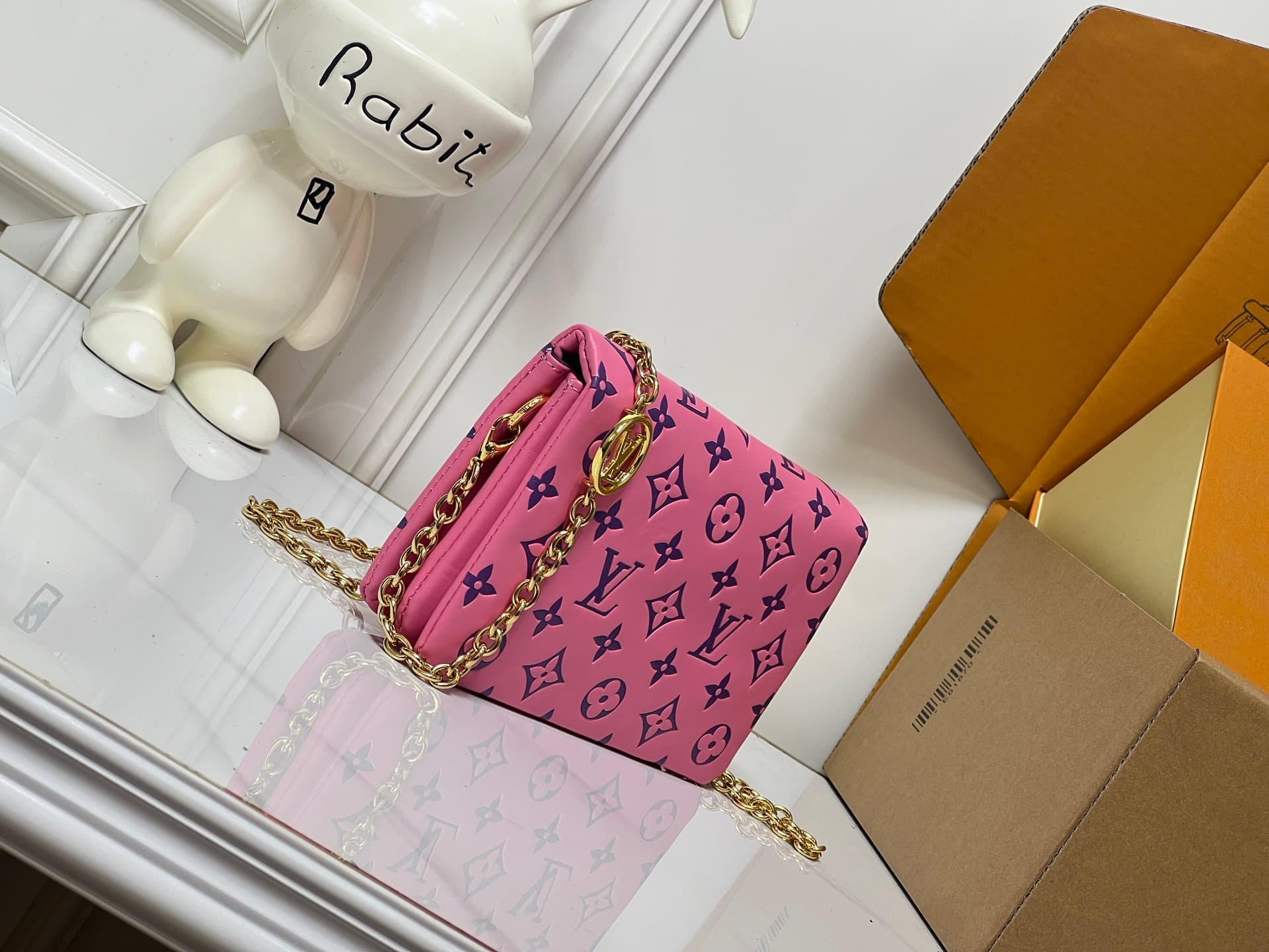 C5162 💰M81693 M80742 This Pochette Coussin handbag draws inspiration from the floral elements featured at the autumn/winter shows of Louis Vuitton 2022. It explores the hidden corners of LV’s garden. The bag is made of soft sheepskin leather with Monogram — image 2