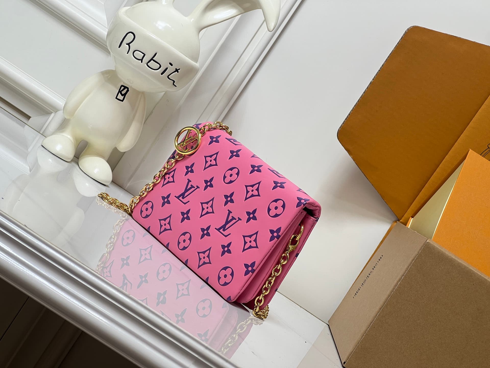 C5162 💰M81693 M80742 This Pochette Coussin handbag draws inspiration from the floral elements featured at the autumn/winter shows of Louis Vuitton 2022. It explores the hidden corners of LV’s garden. The bag is made of soft sheepskin leather with Monogram — image 3
