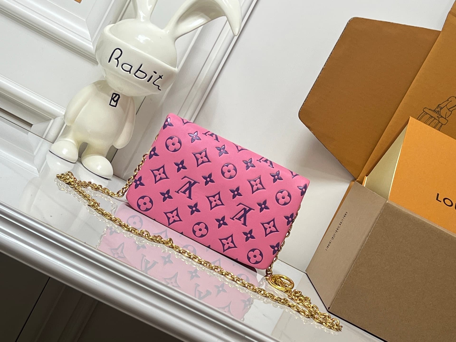 C5162 💰M81693 M80742 This Pochette Coussin handbag draws inspiration from the floral elements featured at the autumn/winter shows of Louis Vuitton 2022. It explores the hidden corners of LV’s garden. The bag is made of soft sheepskin leather with Monogram — image 4