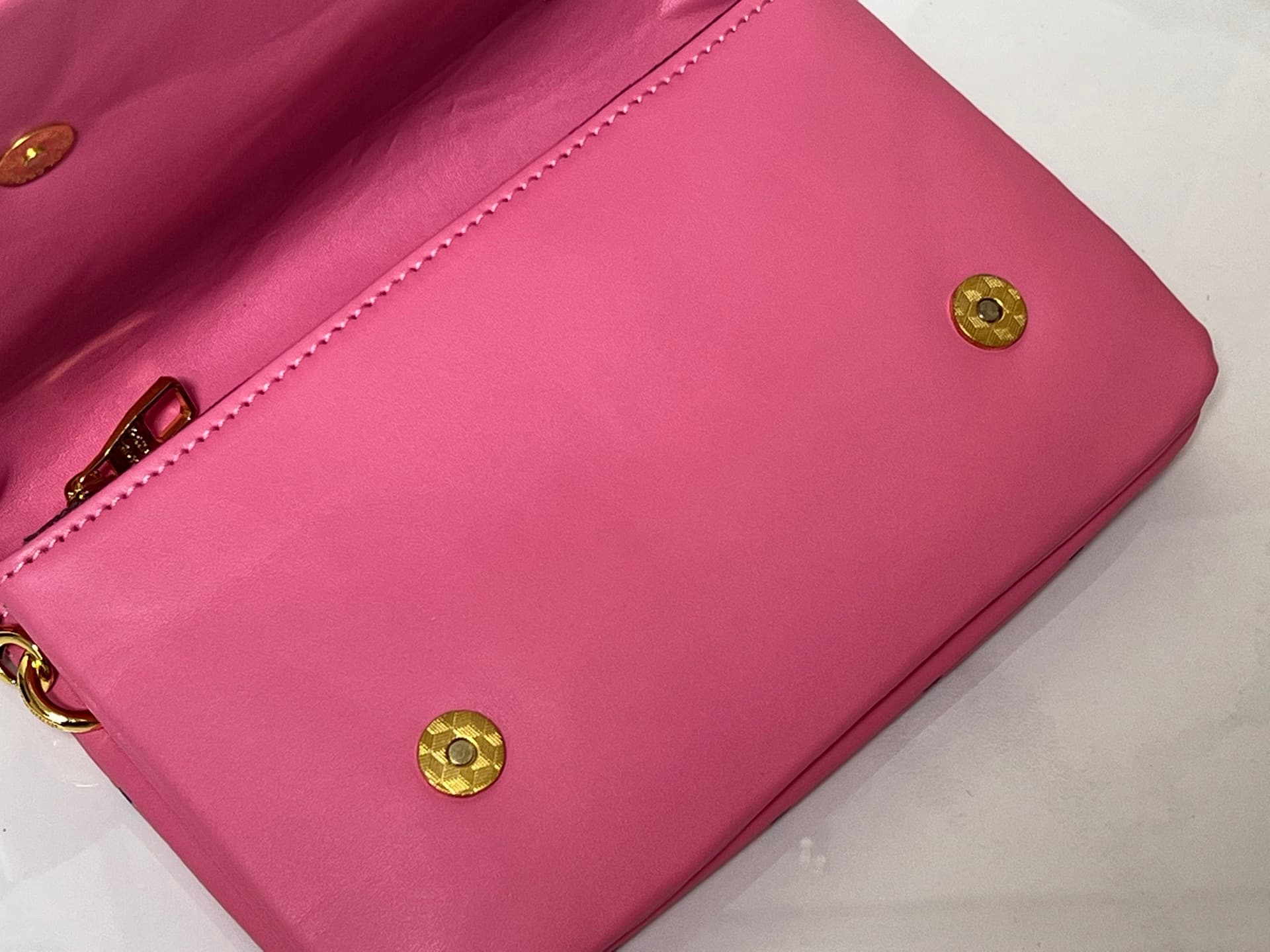 C5162 💰M81693 M80742 This Pochette Coussin handbag draws inspiration from the floral elements featured at the autumn/winter shows of Louis Vuitton 2022. It explores the hidden corners of LV’s garden. The bag is made of soft sheepskin leather with Monogram — image 6