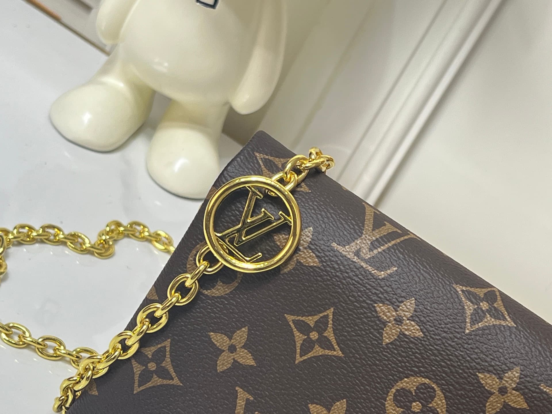 C5161 💰M81693 M80742 This Pochette Coussin handbag draws inspiration from the floral elements featured at the autumn/winter shows of Louis Vuitton 2022; it reveals the secret world of LV Garden. The bag is made of soft羊 leather with Monogram patterns, and — image 6