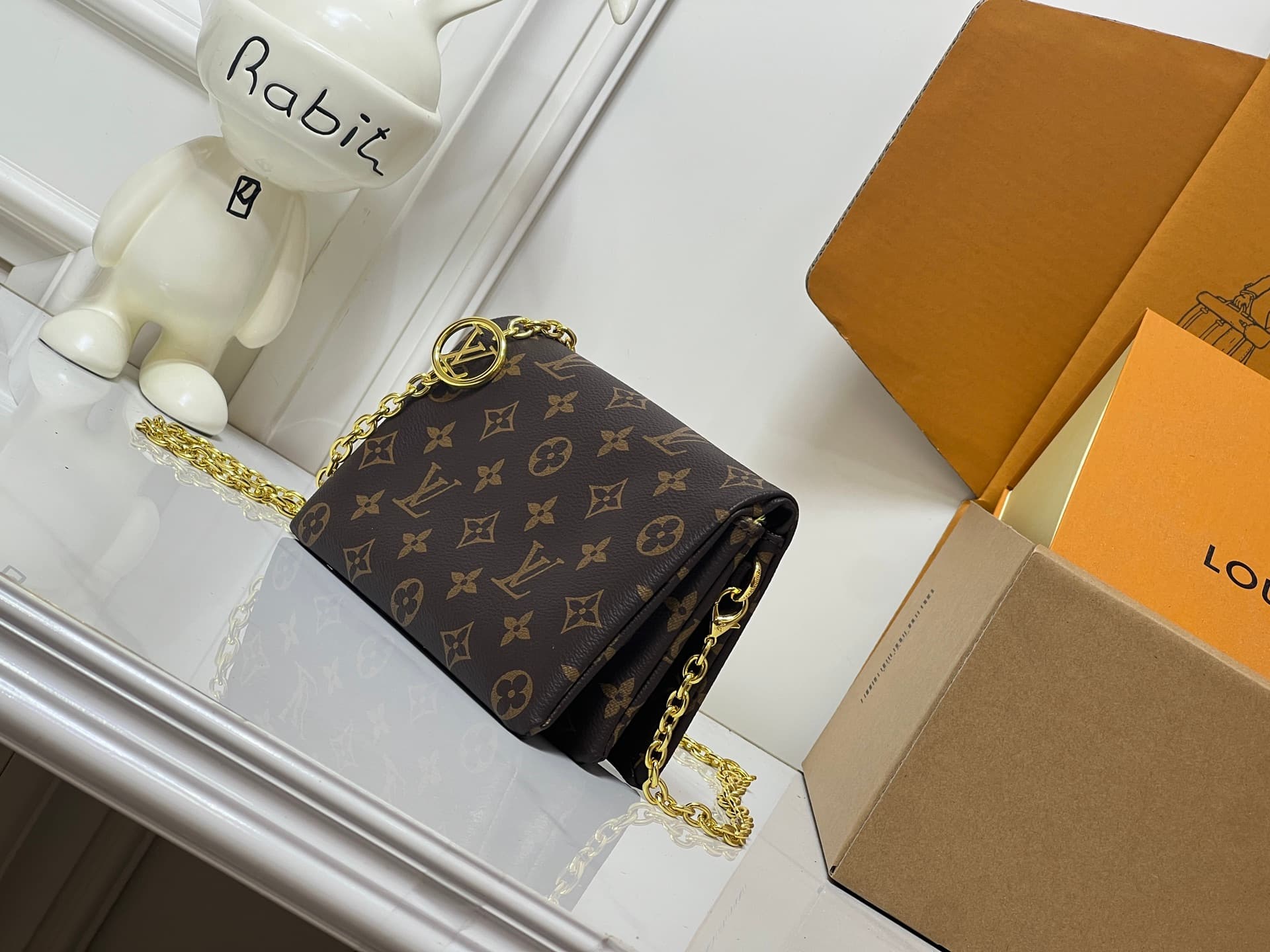 C5161 💰M81693 M80742 This Pochette Coussin handbag draws inspiration from the floral elements featured at the autumn/winter shows of Louis Vuitton 2022; it reveals the secret world of LV Garden. The bag is made of soft羊 leather with Monogram patterns, and — image 3