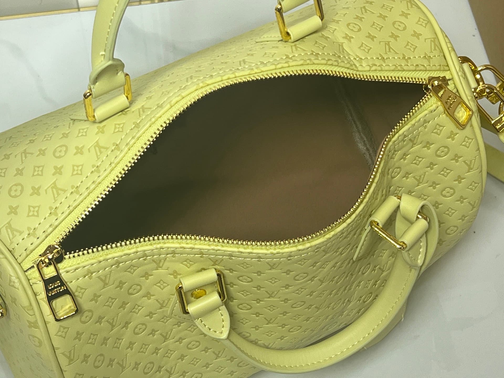 C5157 💰M29535 M13344 Speedy30 Handbags belong to the brand’s classic collection. Made from high-quality cowhide leather, they feature Monogram patterns, and the light beige color is elegant and versatile ✨. The bag has a Boston shape, with appropriate siz — image 8