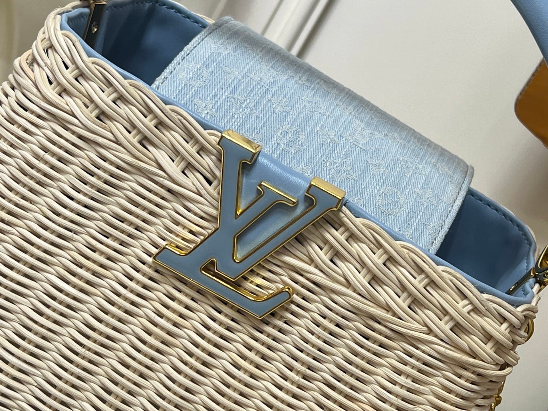 C5172 💰【Top-quality original products from Guangzhou】M28549 M28548: blue and pink colors. This Capucines BB handbag belongs to the Rattan collection. It features a flip cover and the Louis Vuitton Monogram pattern, creating a unique style for the season.  — image 5