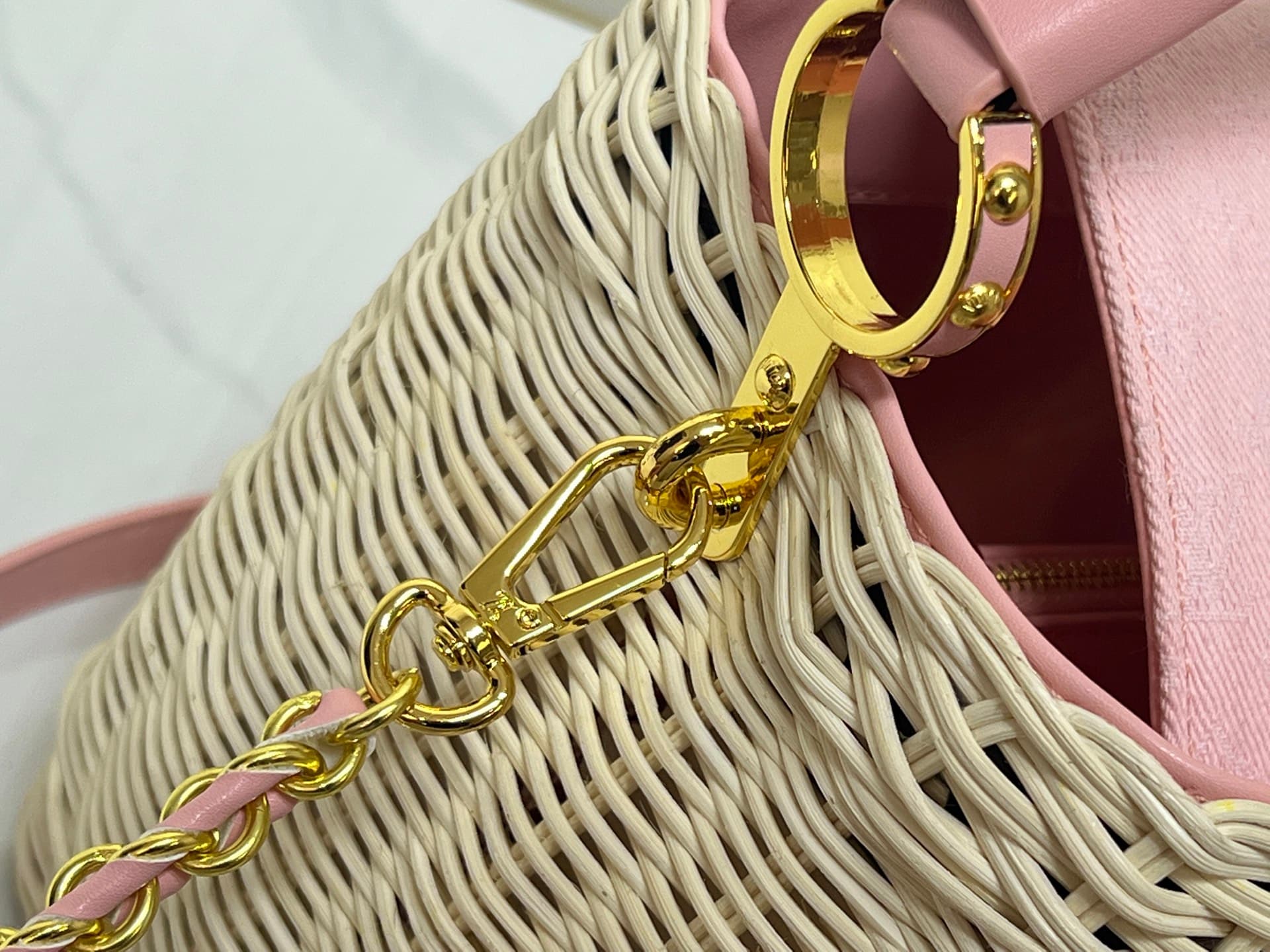 C5170 💰【Top-quality original products from Guangzhou】M28549 M28548 – blue and pink colors. This Capucines BB handbag belongs to the Rattan collection. It features a flap closure and the Louis Vuitton Monogram pattern, creating a unique design for this sea — image 5