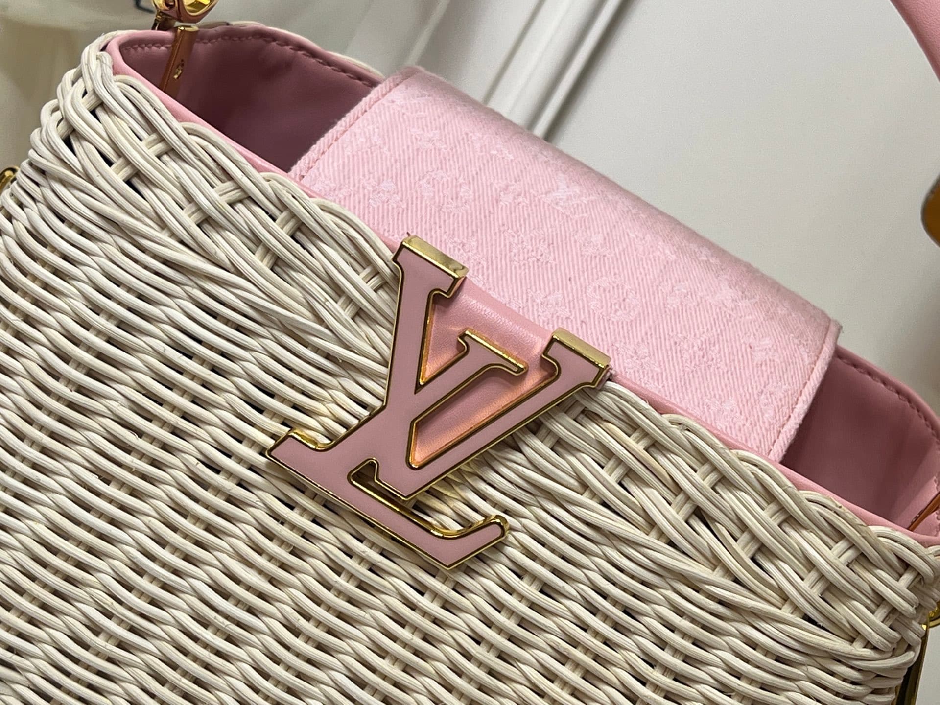 C5170 💰【Top-quality original products from Guangzhou】M28549 M28548 – blue and pink colors. This Capucines BB handbag belongs to the Rattan collection. It features a flap closure and the Louis Vuitton Monogram pattern, creating a unique design for this sea — image 4
