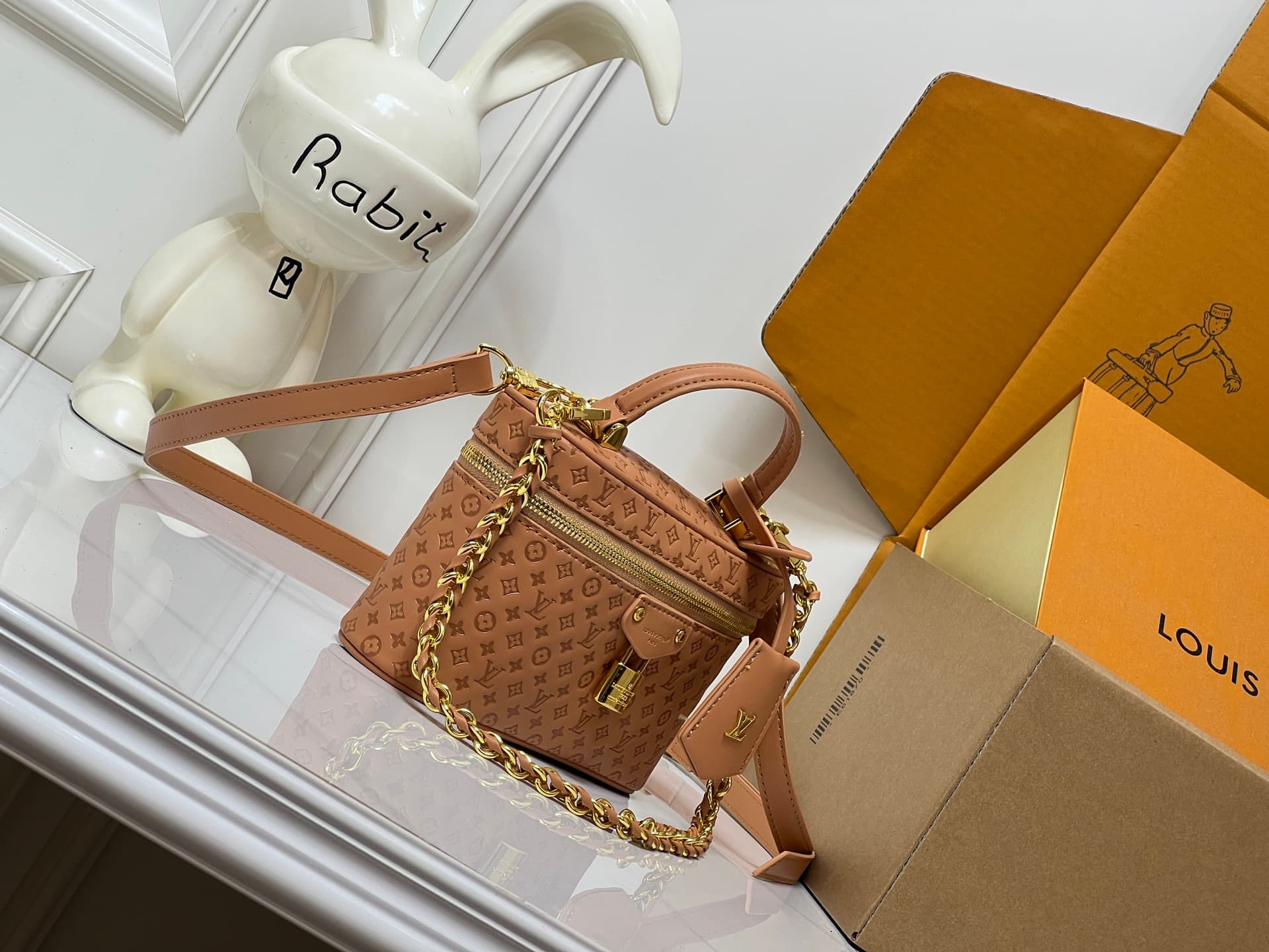 C5168 💰M29166 M47125 Brown and pink small-patterned, yellow and small-patterned. This Vanity Chain Pouch handbag comes from the LVSki collection, a traditional makeup box brand. — image 2