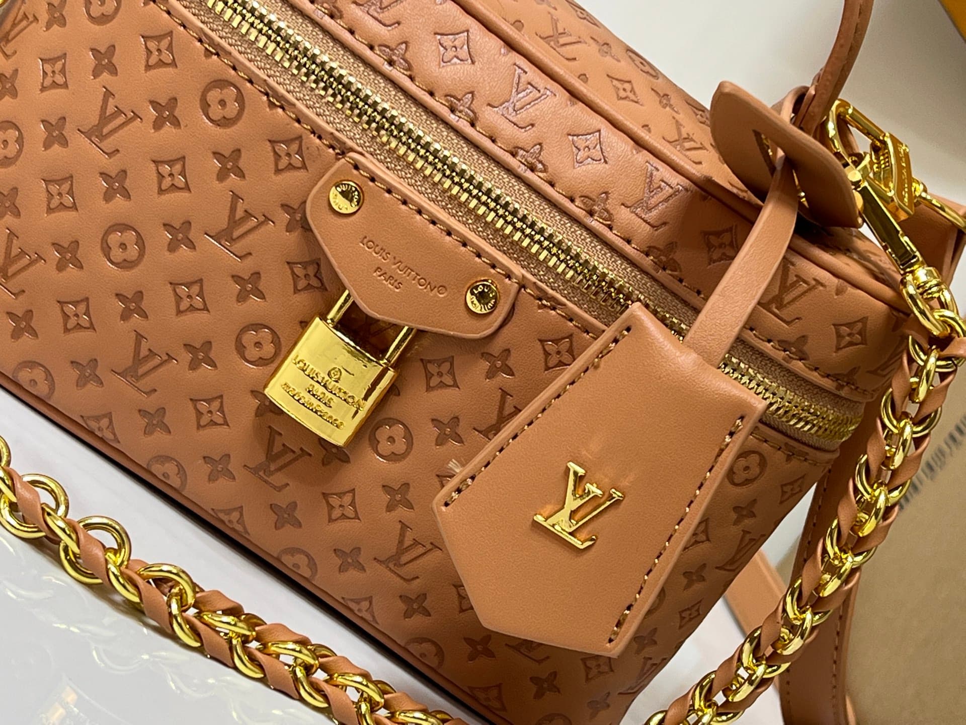C5168 💰M29166 M47125 Brown and pink small-patterned, yellow and small-patterned. This Vanity Chain Pouch handbag comes from the LVSki collection, a traditional makeup box brand. — image 4