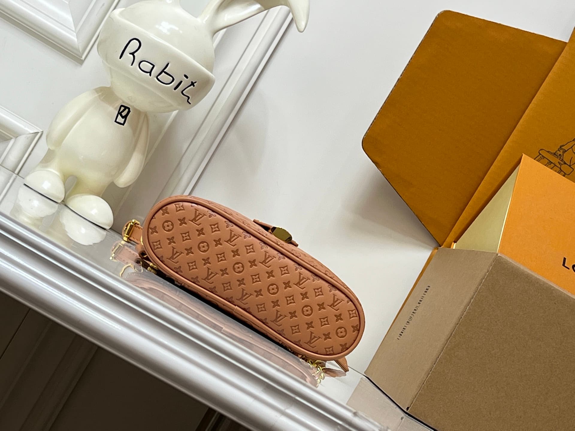 C5168 💰M29166 M47125 Brown and pink small-patterned, yellow and small-patterned. This Vanity Chain Pouch handbag comes from the LVSki collection, a traditional makeup box brand. — image 7