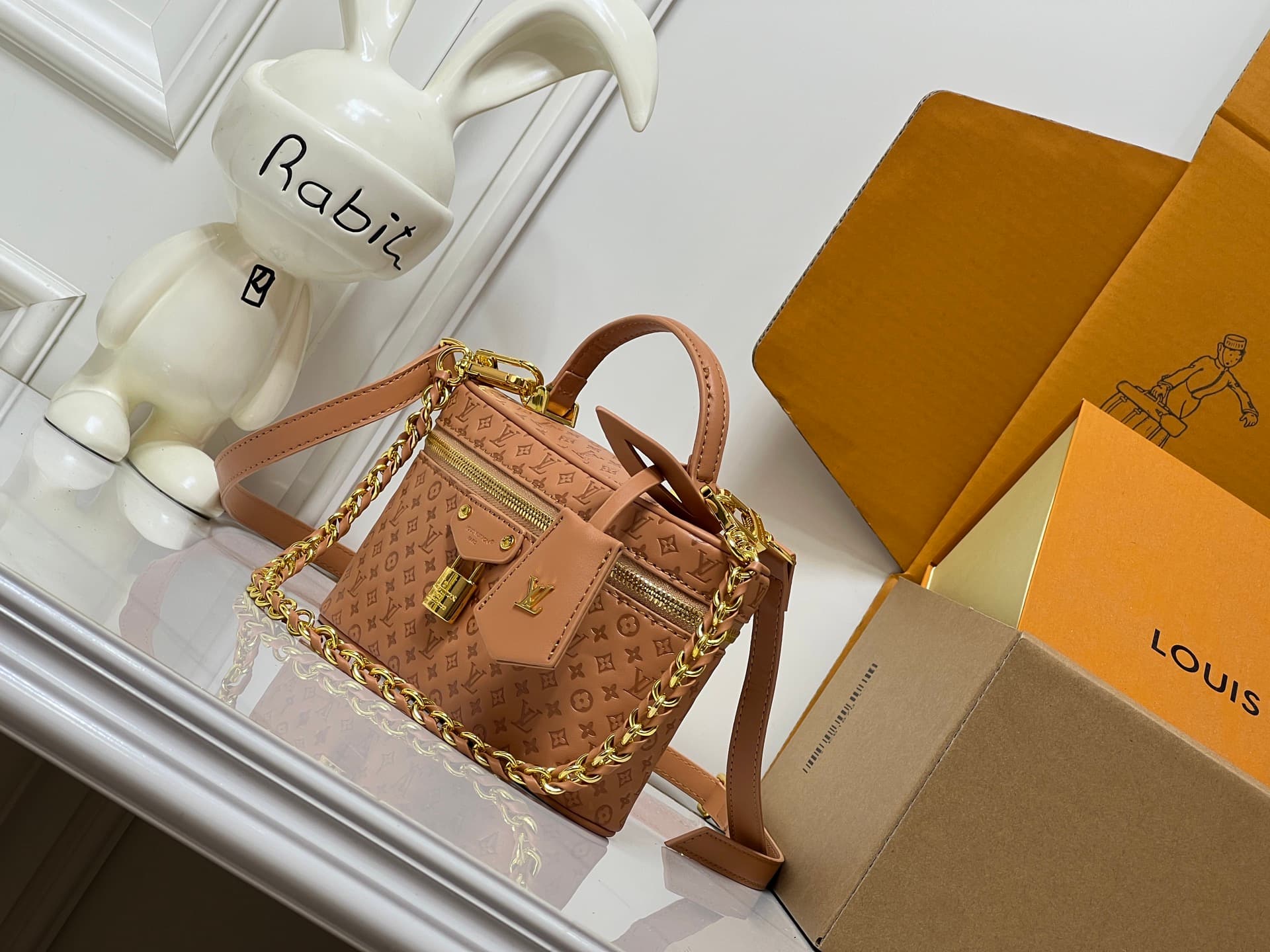 C5168 💰M29166 M47125 Brown and pink small-patterned, yellow and small-patterned. This Vanity Chain Pouch handbag comes from the LVSki collection, a traditional makeup box brand. — image 3