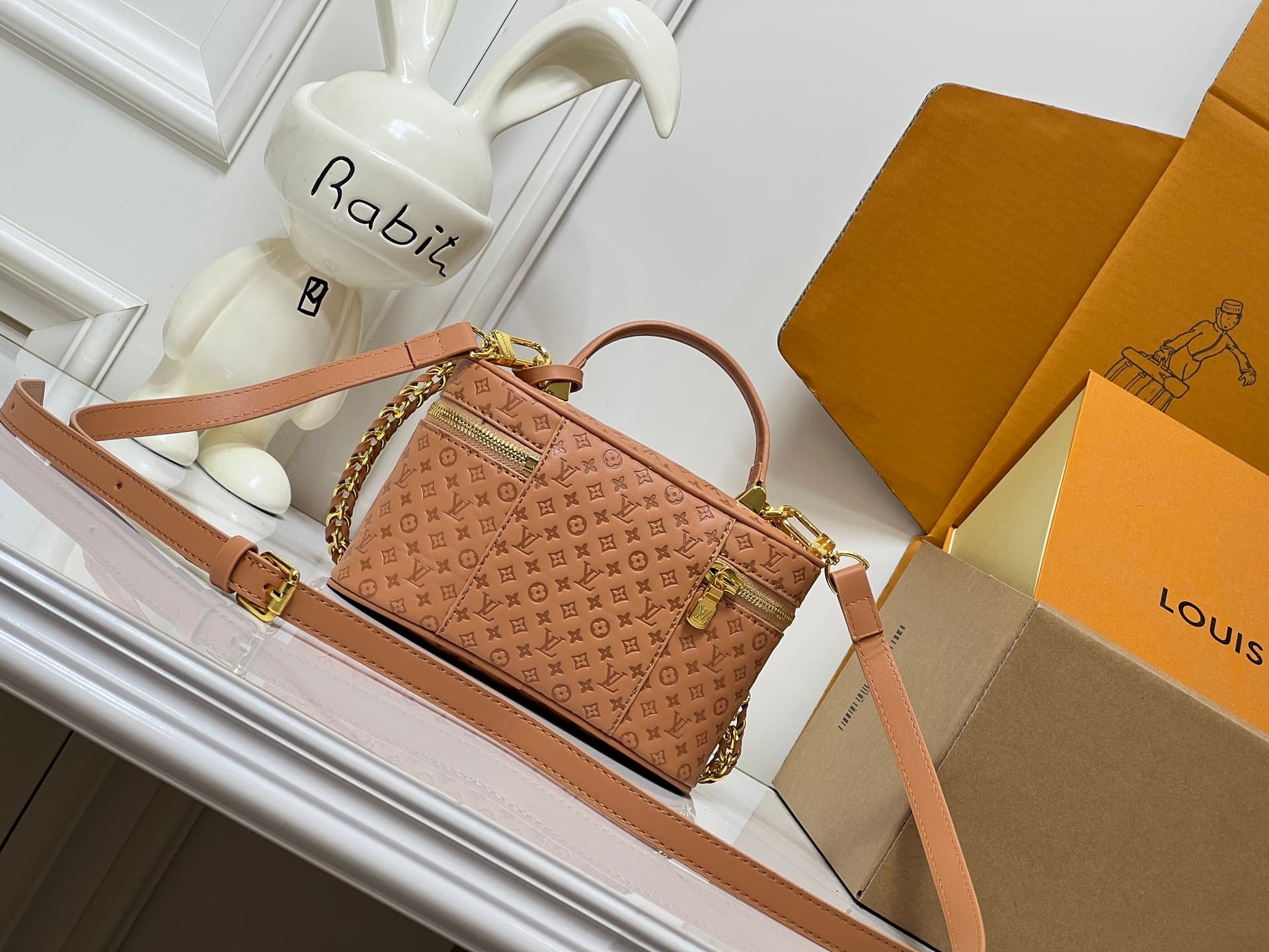 C5168 💰M29166 M47125 Brown and pink small-patterned, yellow and small-patterned. This Vanity Chain Pouch handbag comes from the LVSki collection, a traditional makeup box brand. — image 6