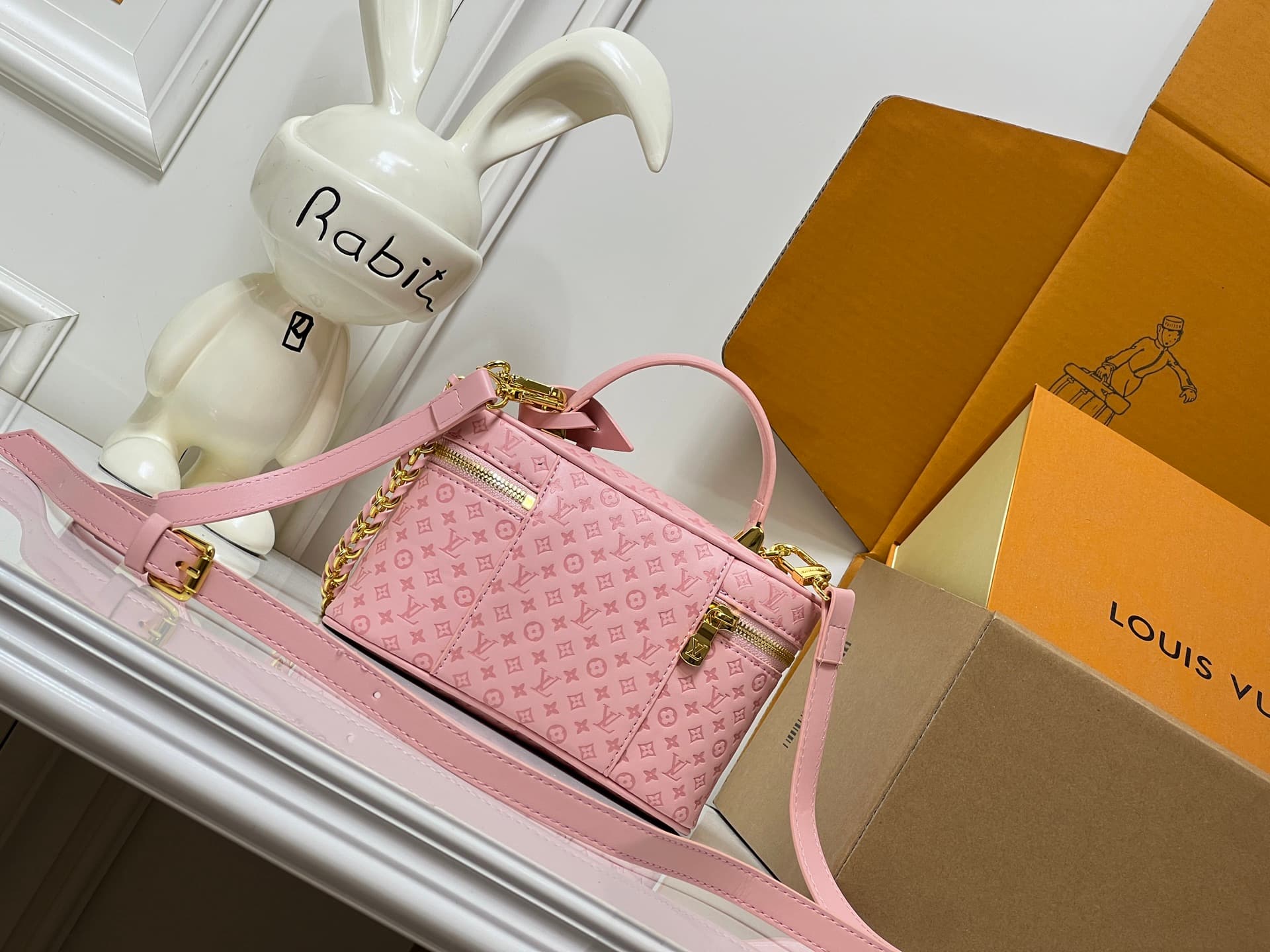 C5167 💰M29166 M47125 Brown with small dots, Pink with small dots, Yellow with small dots. This Vanity Chain Pouch handbag comes from the LVSki collection, which has a traditional makeup bag style. — image 4