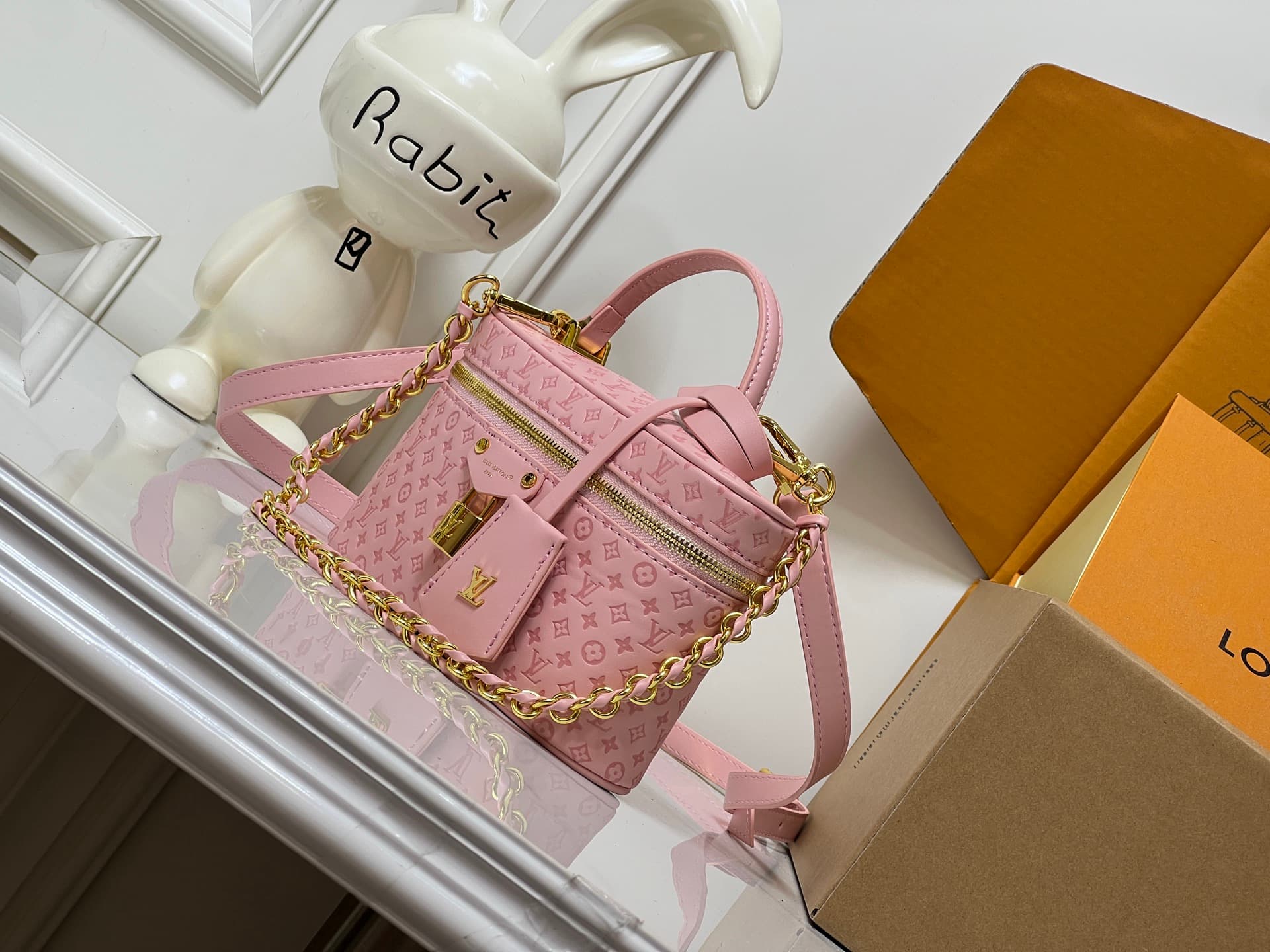 C5167 💰M29166 M47125 Brown with small dots, Pink with small dots, Yellow with small dots. This Vanity Chain Pouch handbag comes from the LVSki collection, which has a traditional makeup bag style. — image 3
