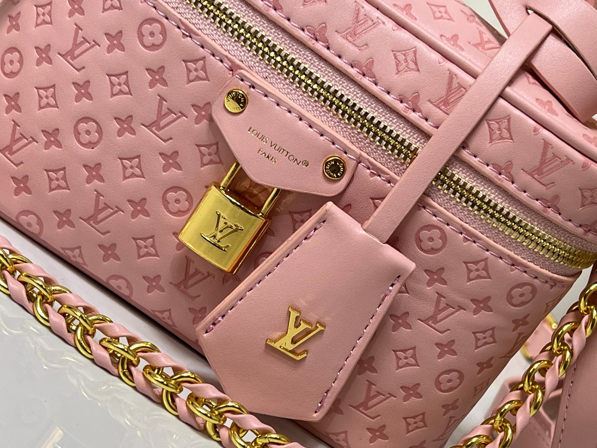 C5167 💰M29166 M47125 Brown with small dots, Pink with small dots, Yellow with small dots. This Vanity Chain Pouch handbag comes from the LVSki collection, which has a traditional makeup bag style. — image 5