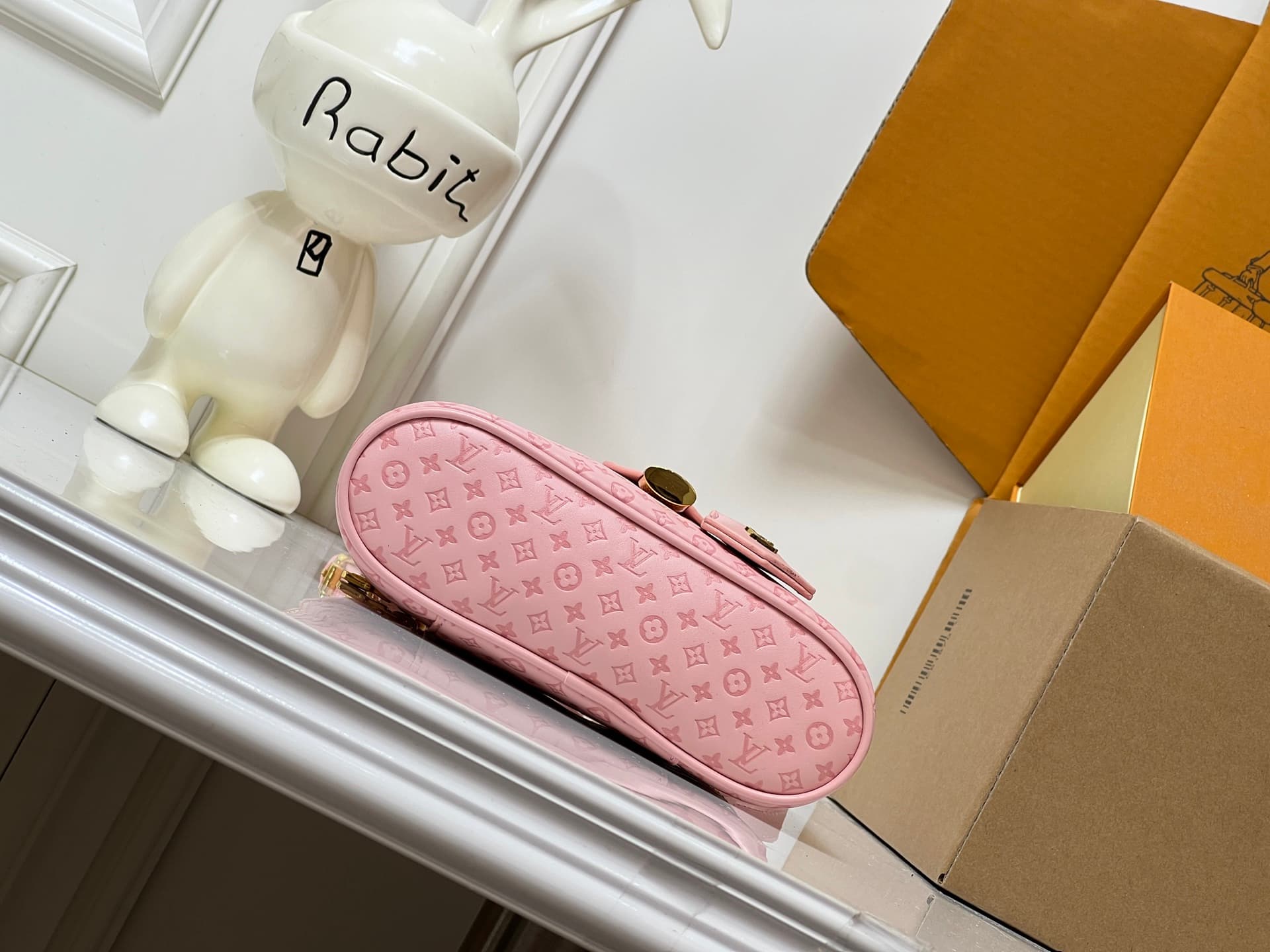 C5167 💰M29166 M47125 Brown with small dots, Pink with small dots, Yellow with small dots. This Vanity Chain Pouch handbag comes from the LVSki collection, which has a traditional makeup bag style. — image 7