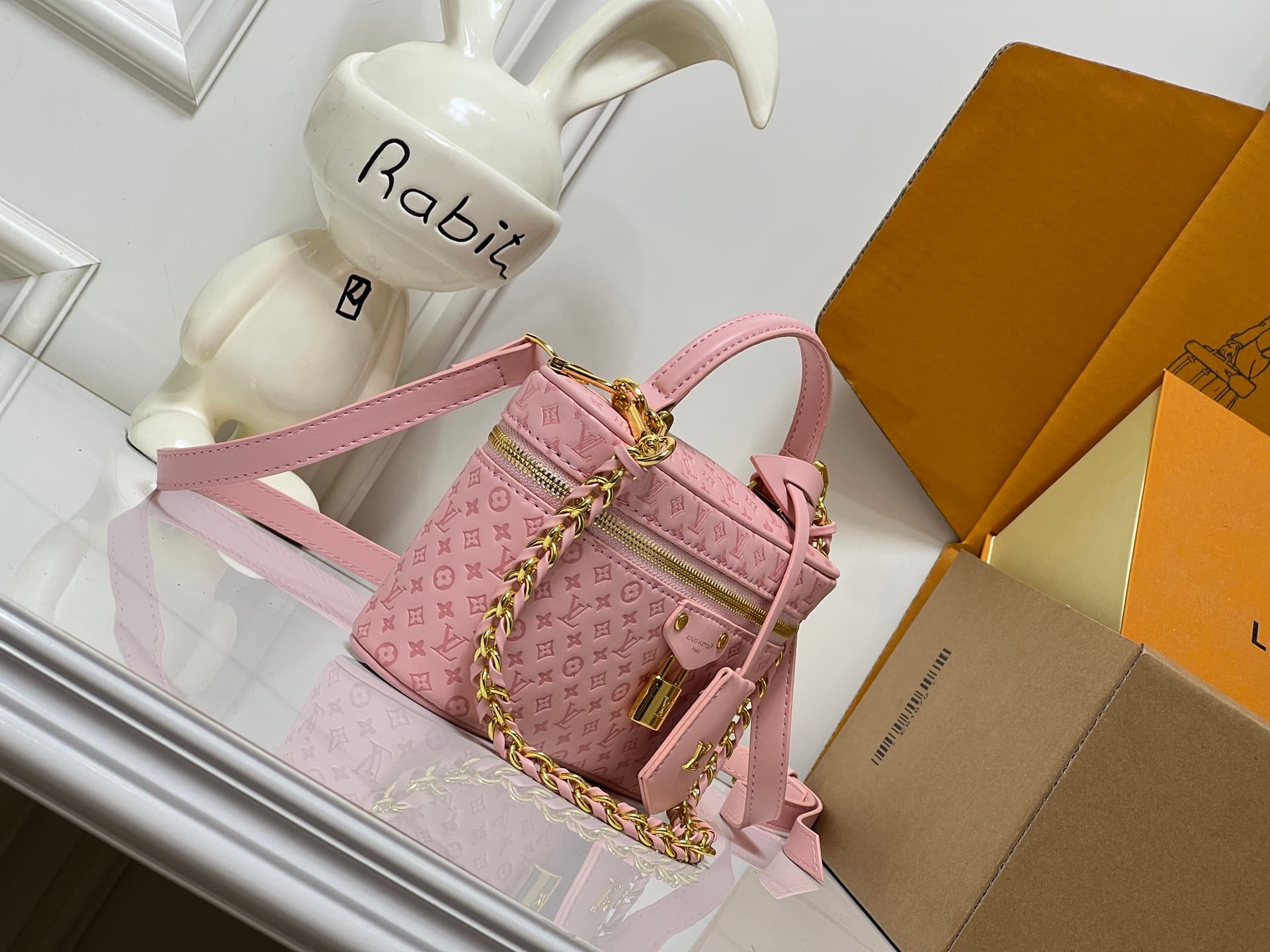 C5167 💰M29166 M47125 Brown with small dots, Pink with small dots, Yellow with small dots. This Vanity Chain Pouch handbag comes from the LVSki collection, which has a traditional makeup bag style. — image 2
