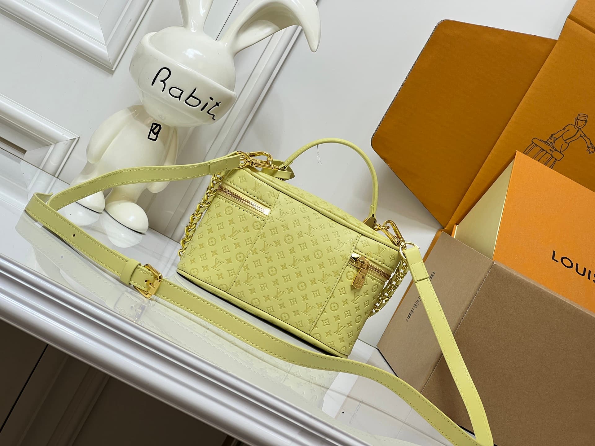 C5166 💰M29166 M47125 Brown with small dots, Pink with small dots, Yellow with small dots. This Vanity Chain Pouch handbag belongs to the LVSki collection, which is part of the brand’s traditional makeup box series. — image 6