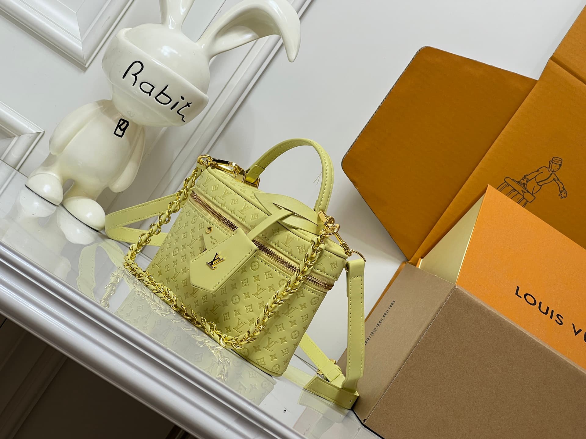 C5166 💰M29166 M47125 Brown with small dots, Pink with small dots, Yellow with small dots. This Vanity Chain Pouch handbag belongs to the LVSki collection, which is part of the brand’s traditional makeup box series. — image 3