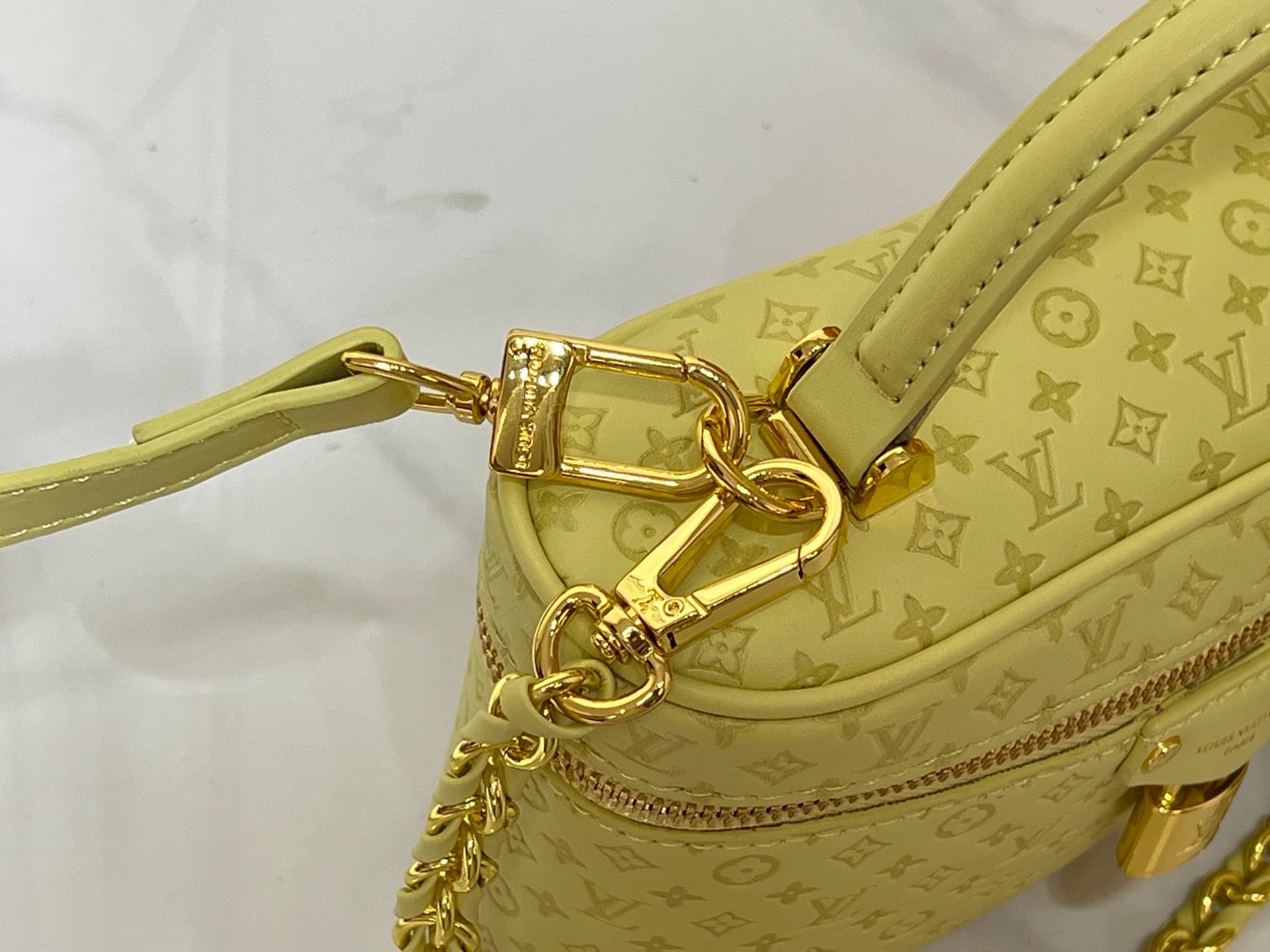 C5166 💰M29166 M47125 Brown with small dots, Pink with small dots, Yellow with small dots. This Vanity Chain Pouch handbag belongs to the LVSki collection, which is part of the brand’s traditional makeup box series. — image 5