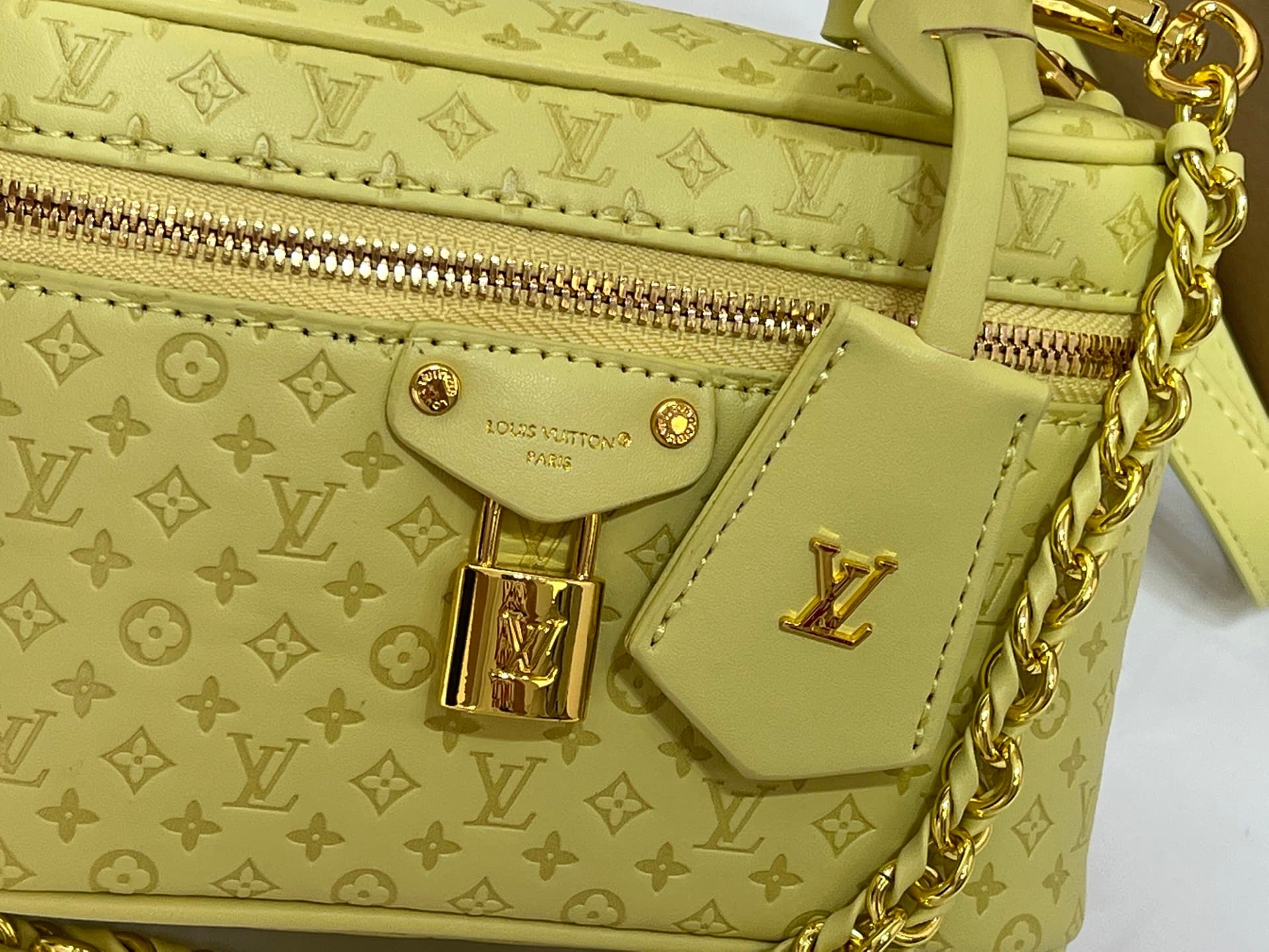 C5166 💰M29166 M47125 Brown with small dots, Pink with small dots, Yellow with small dots. This Vanity Chain Pouch handbag belongs to the LVSki collection, which is part of the brand’s traditional makeup box series. — image 4
