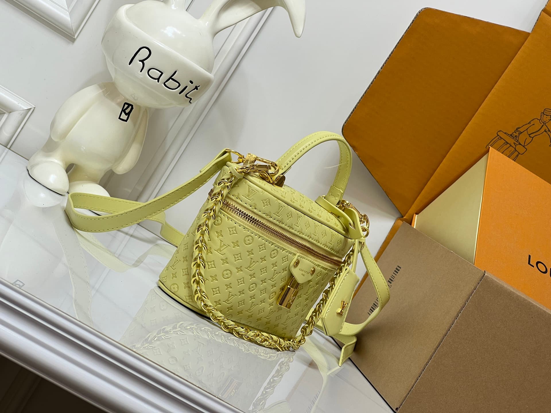 C5166 💰M29166 M47125 Brown with small dots, Pink with small dots, Yellow with small dots. This Vanity Chain Pouch handbag belongs to the LVSki collection, which is part of the brand’s traditional makeup box series. — image 2