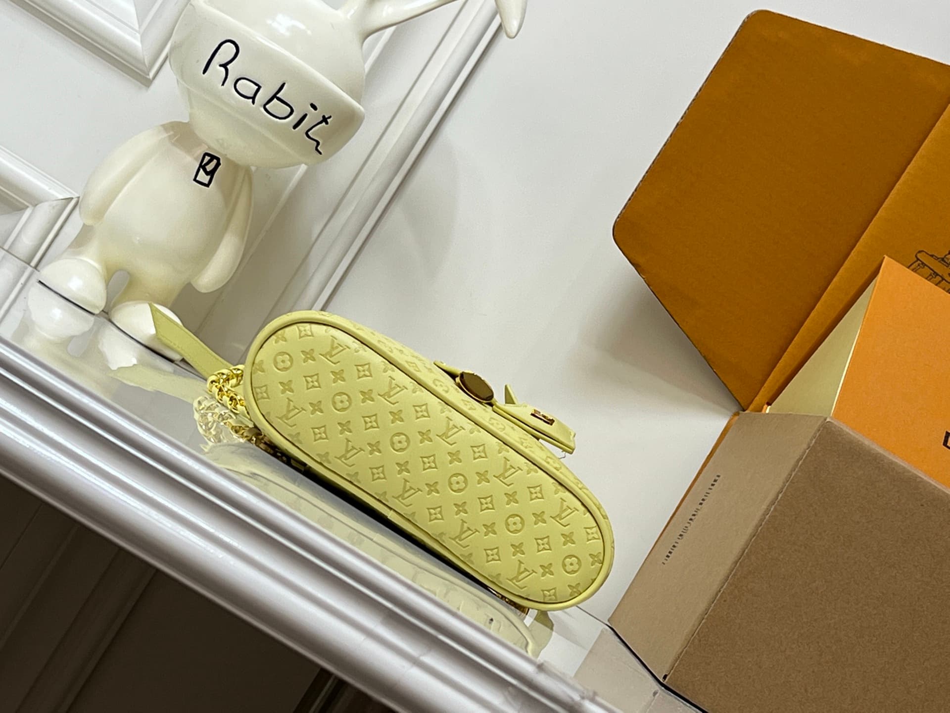 C5166 💰M29166 M47125 Brown with small dots, Pink with small dots, Yellow with small dots. This Vanity Chain Pouch handbag belongs to the LVSki collection, which is part of the brand’s traditional makeup box series. — image 7