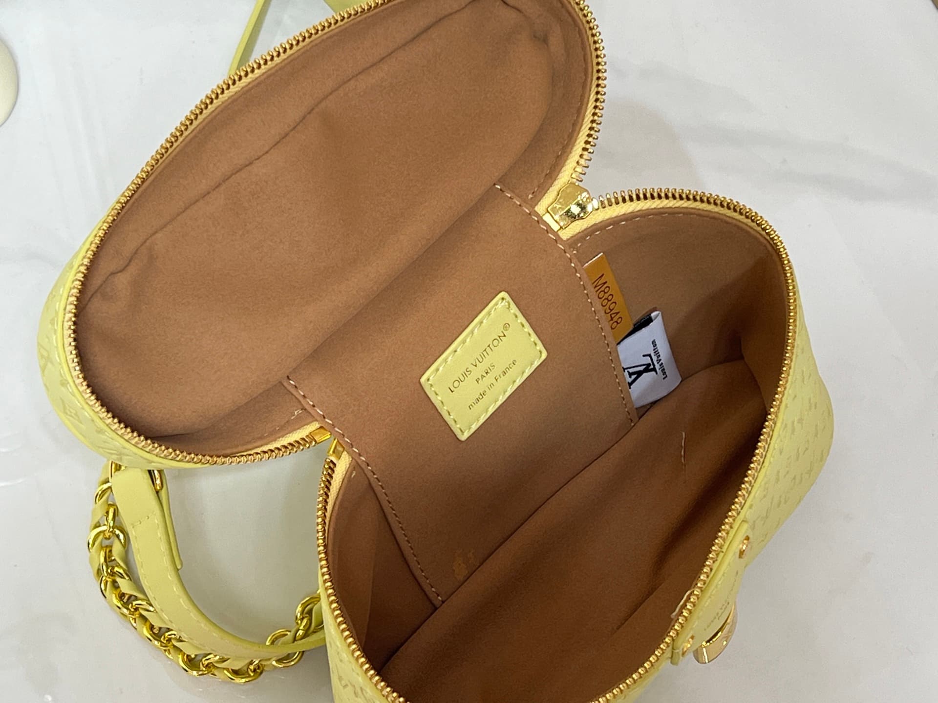 C5166 💰M29166 M47125 Brown with small dots, Pink with small dots, Yellow with small dots. This Vanity Chain Pouch handbag belongs to the LVSki collection, which is part of the brand’s traditional makeup box series. — image 8