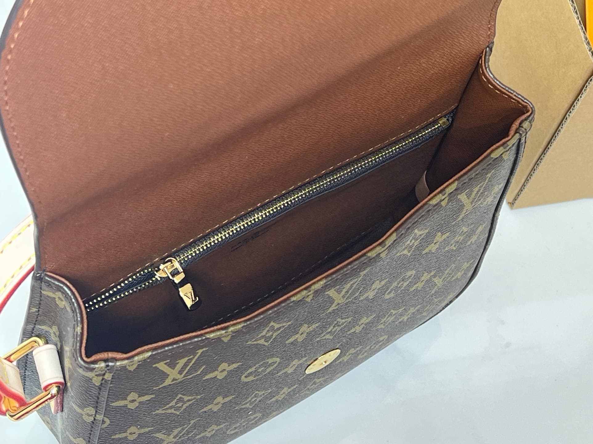 C5165 💰 Large size version of the original product – high-quality yellow leather with a colorful appearance 👍 LVSaint Cloud Postman Bag 10M51242. Both the design and craftsmanship are of top quality among Taiwanese products. It’s an ideal companion for da — image 8