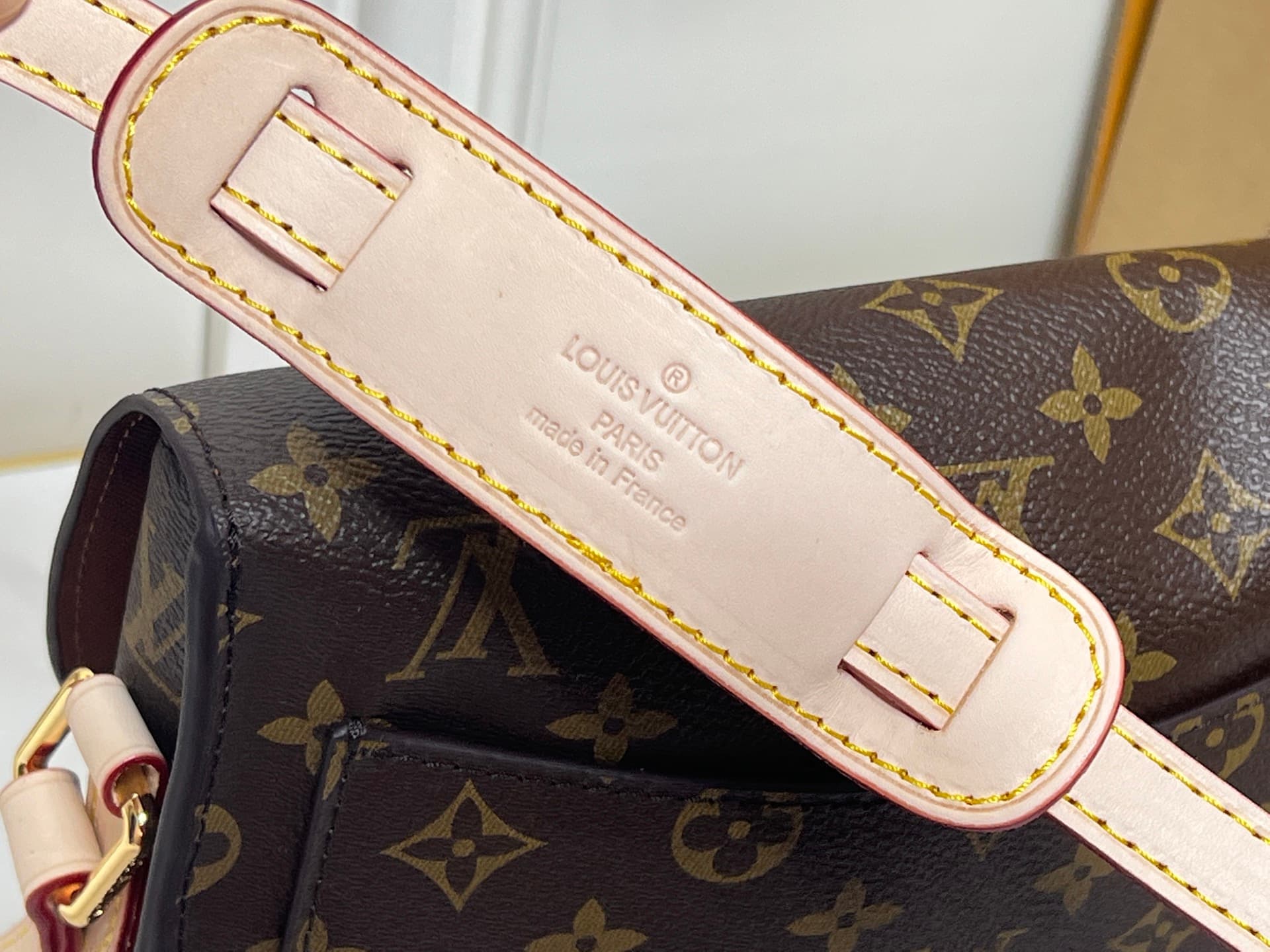 C5165 💰 Large size version of the original product – high-quality yellow leather with a colorful appearance 👍 LVSaint Cloud Postman Bag 10M51242. Both the design and craftsmanship are of top quality among Taiwanese products. It’s an ideal companion for da — image 6