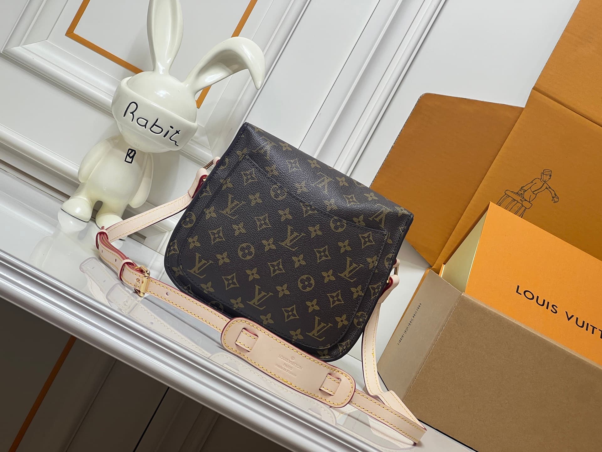 C5165 💰 Large size version of the original product – high-quality yellow leather with a colorful appearance 👍 LVSaint Cloud Postman Bag 10M51242. Both the design and craftsmanship are of top quality among Taiwanese products. It’s an ideal companion for da — image 4