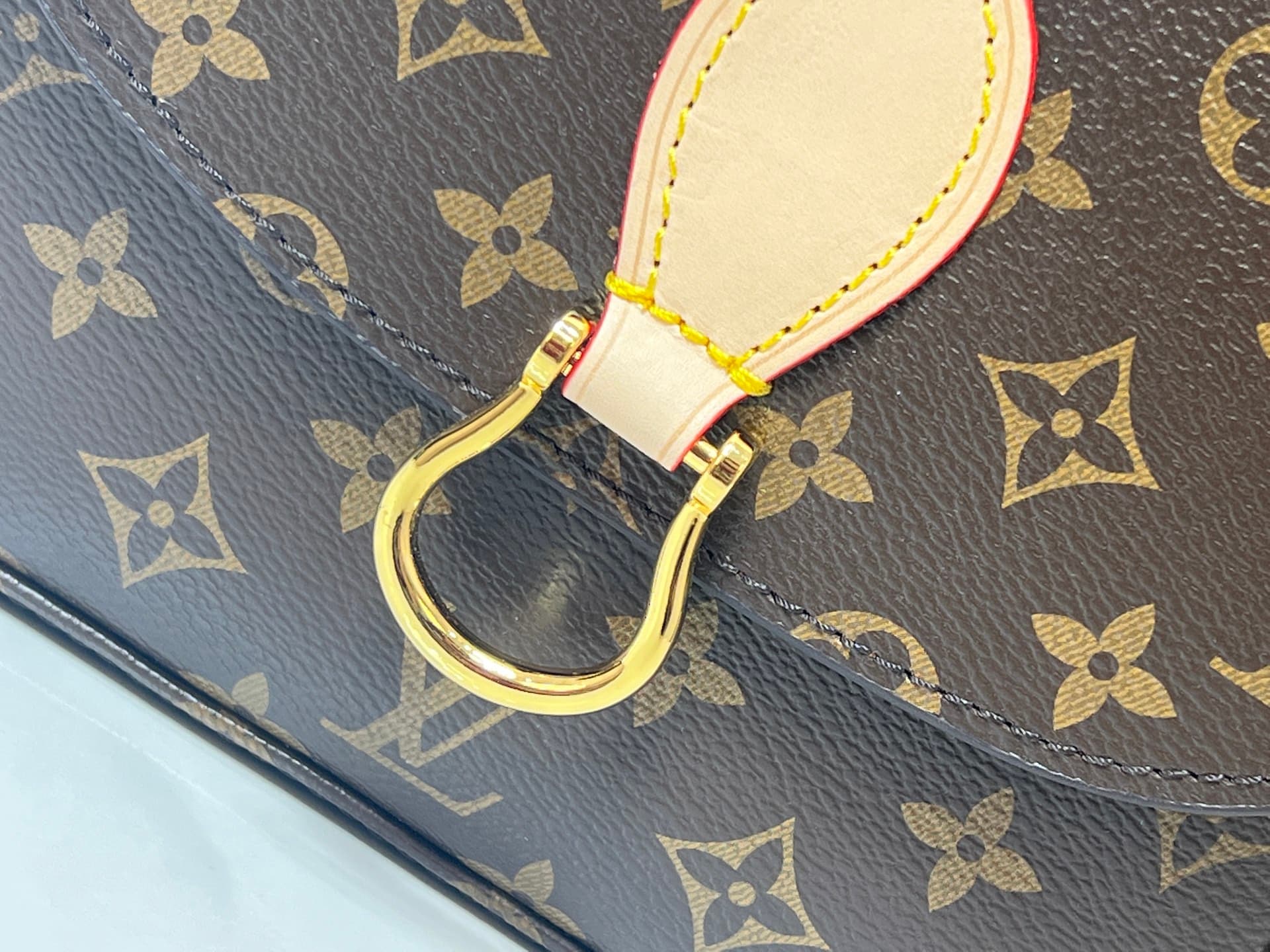 C5165 💰 Large size version of the original product – high-quality yellow leather with a colorful appearance 👍 LVSaint Cloud Postman Bag 10M51242. Both the design and craftsmanship are of top quality among Taiwanese products. It’s an ideal companion for da — image 5