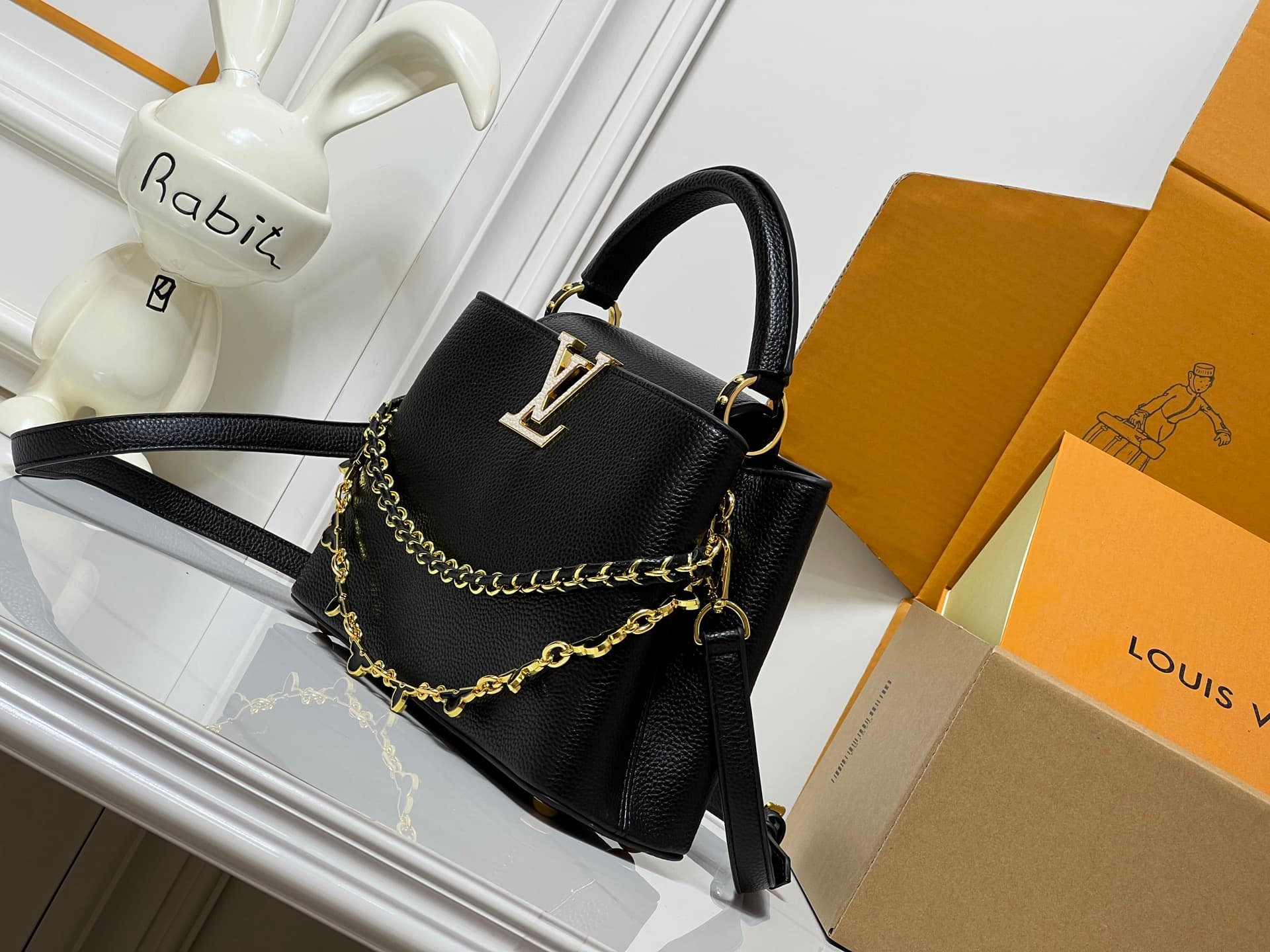 C5070 💰【Top-quality items from Guangzhou】 M26330 This LV Mirage version of Capucines Nano handbag comes from the Exceptionals collection. Made with satin Taurillon leather, it is perfect for evening events. The monogram pattern features shimmering crystal — image 3