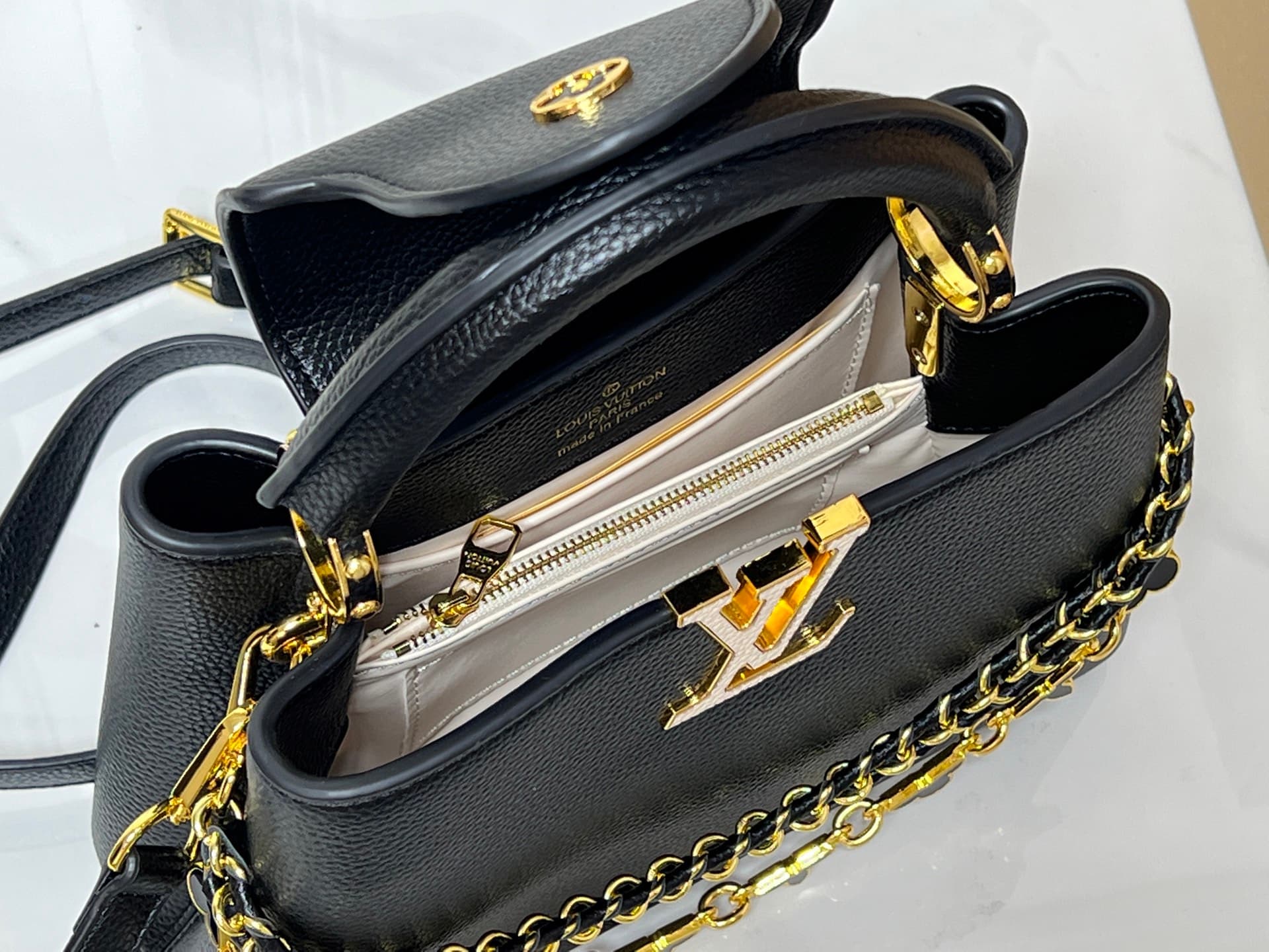 C5070 💰【Top-quality items from Guangzhou】 M26330 This LV Mirage version of Capucines Nano handbag comes from the Exceptionals collection. Made with satin Taurillon leather, it is perfect for evening events. The monogram pattern features shimmering crystal — image 7