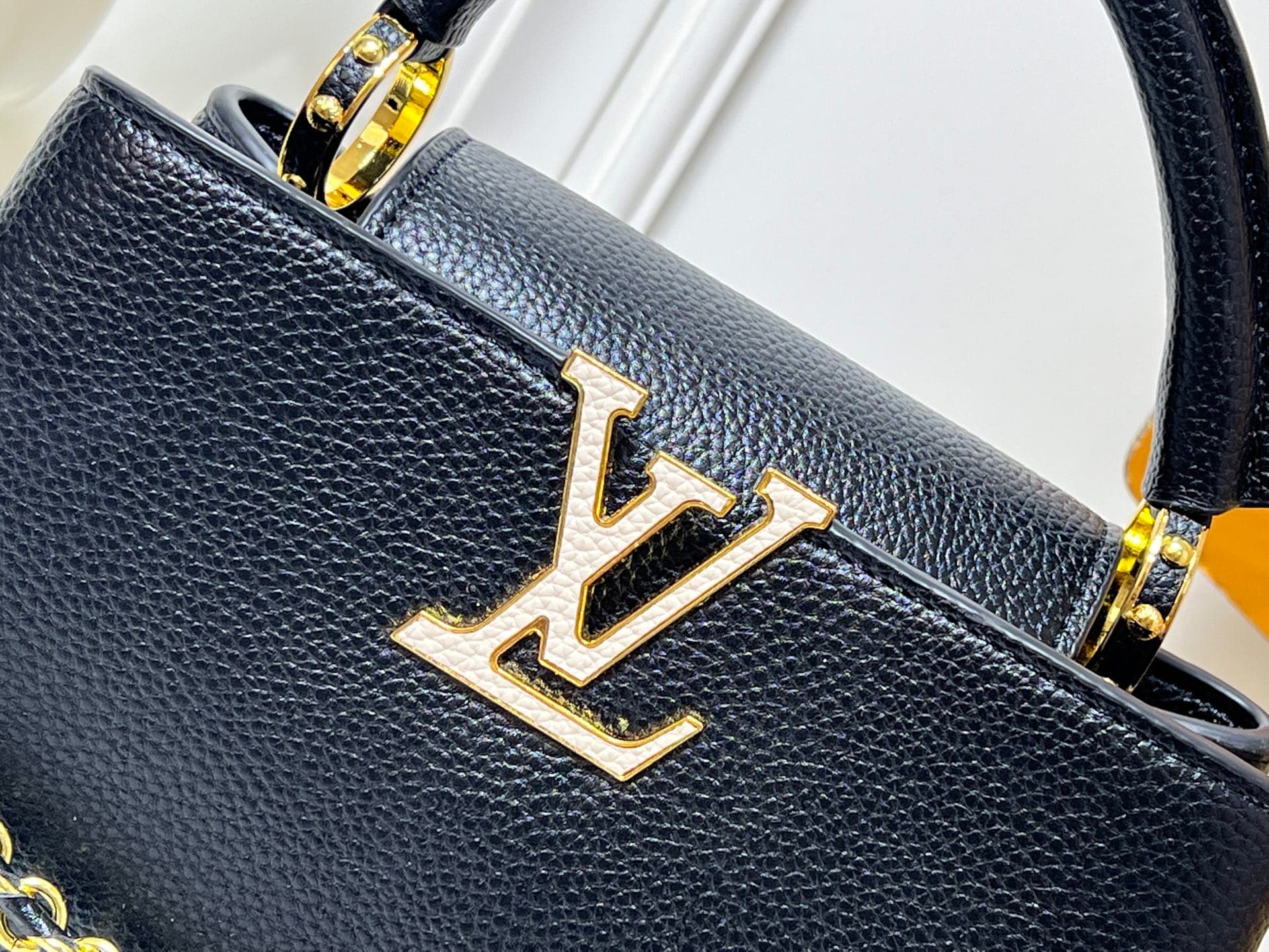 C5070 💰【Top-quality items from Guangzhou】 M26330 This LV Mirage version of Capucines Nano handbag comes from the Exceptionals collection. Made with satin Taurillon leather, it is perfect for evening events. The monogram pattern features shimmering crystal — image 6