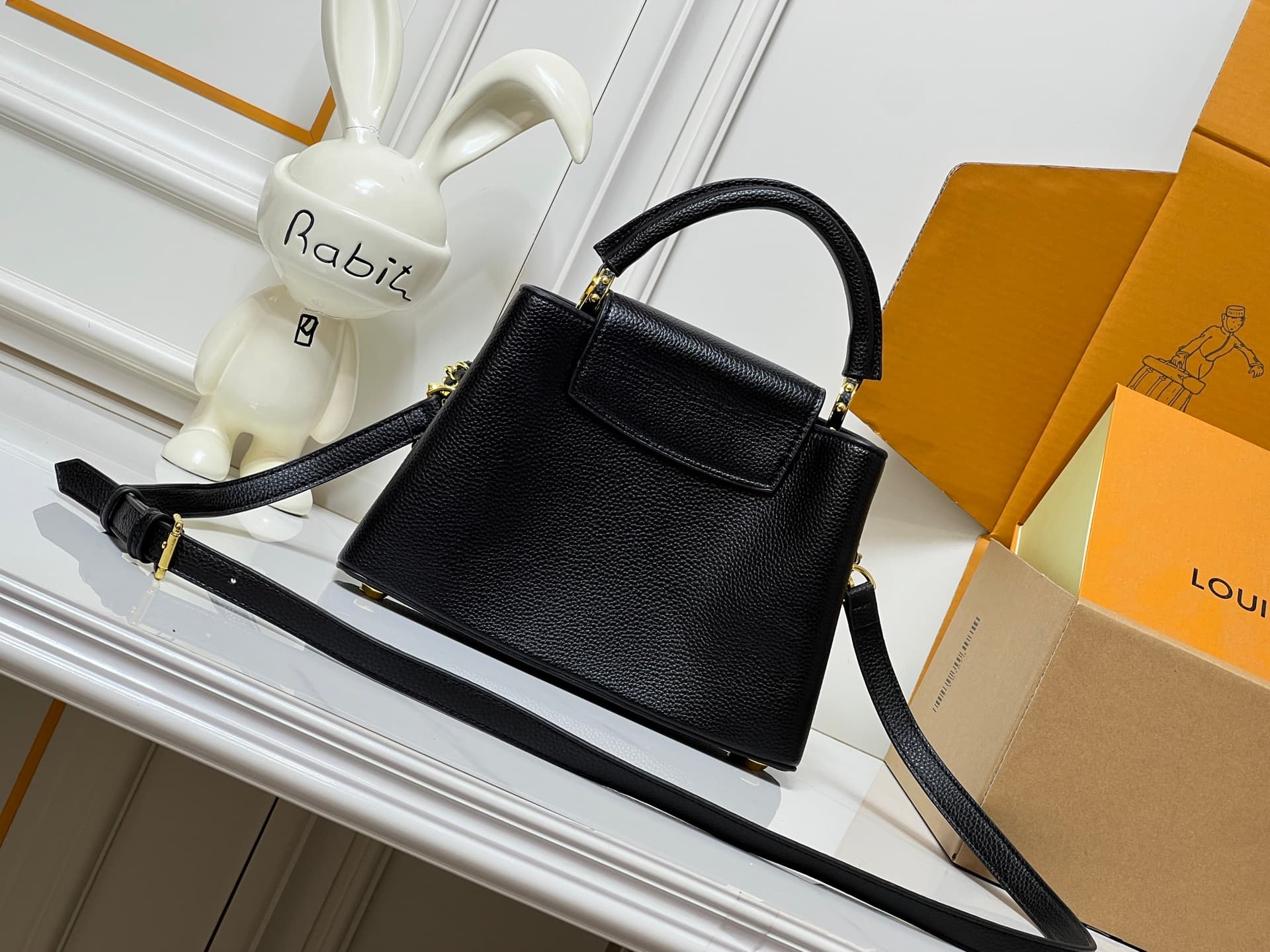C5070 💰【Top-quality items from Guangzhou】 M26330 This LV Mirage version of Capucines Nano handbag comes from the Exceptionals collection. Made with satin Taurillon leather, it is perfect for evening events. The monogram pattern features shimmering crystal — image 4