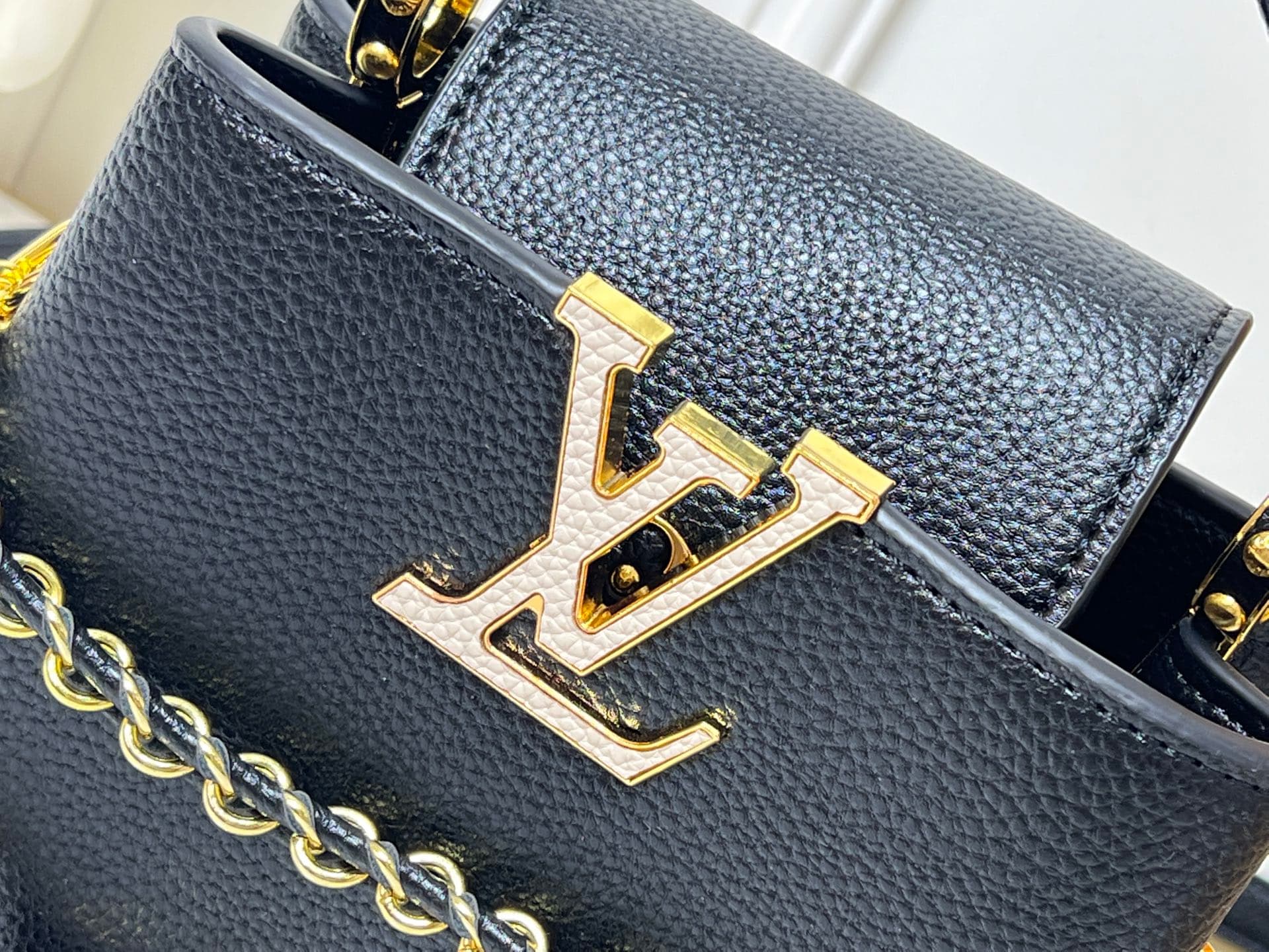 C5069 💰【Guangzhou product – top quality original】M26329 This LV Mirage version of Capucines Nano handbag comes from the Exceptionals collection. Made with satin Taurillon leather, it is an excellent choice for evening events. The monogram pattern features — image 5