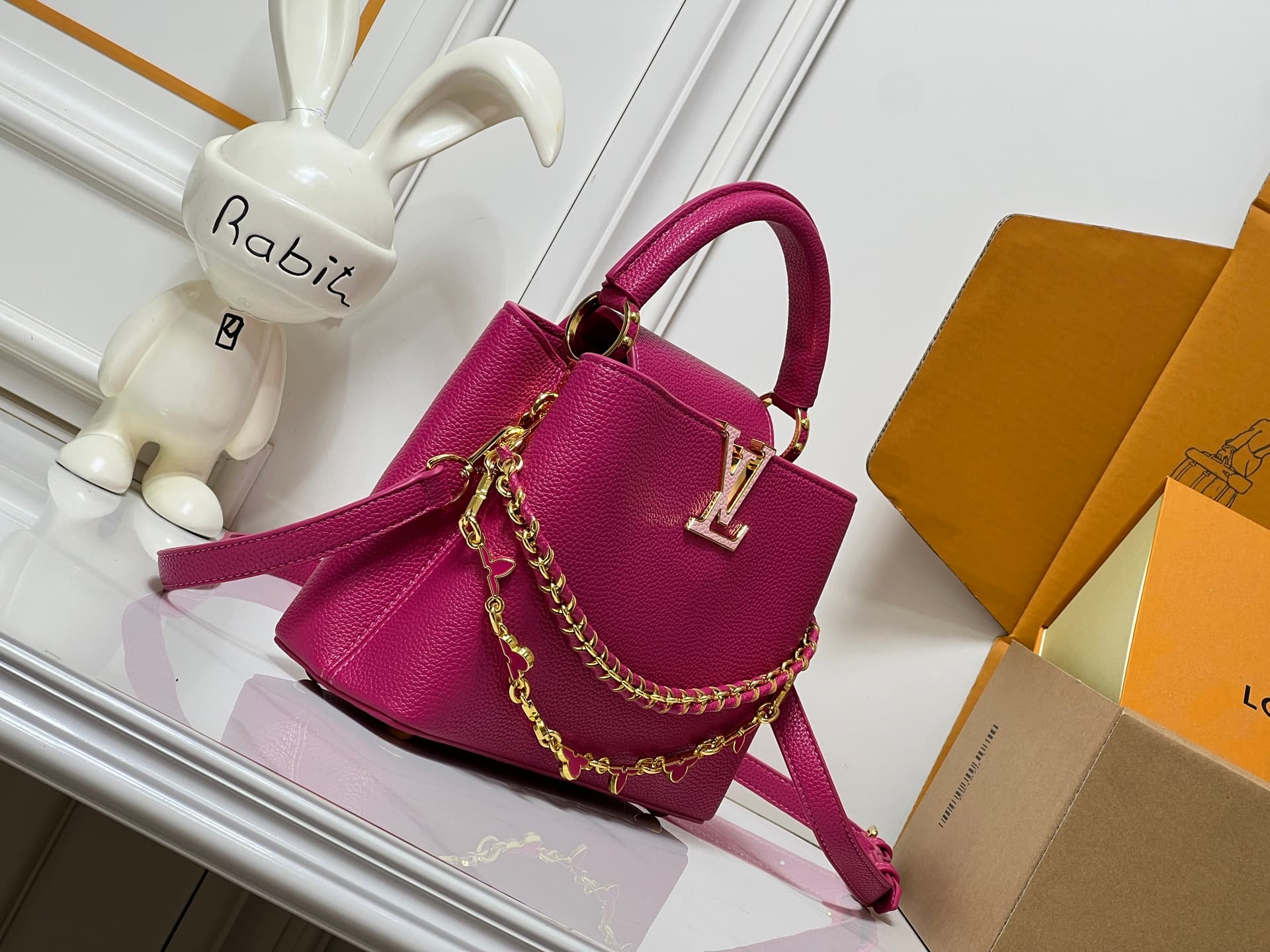 C5068 💰【Top-quality items from Guangzhou】 M26330 This LV Mirage version of Capucines Nano handbag comes from the Exceptionals collection. Made with satin Taurillon leather, it is perfect for evening events. The monogram pattern features a dazzling sparkle — image 2